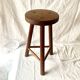 Tabouret tripode en bois massif
