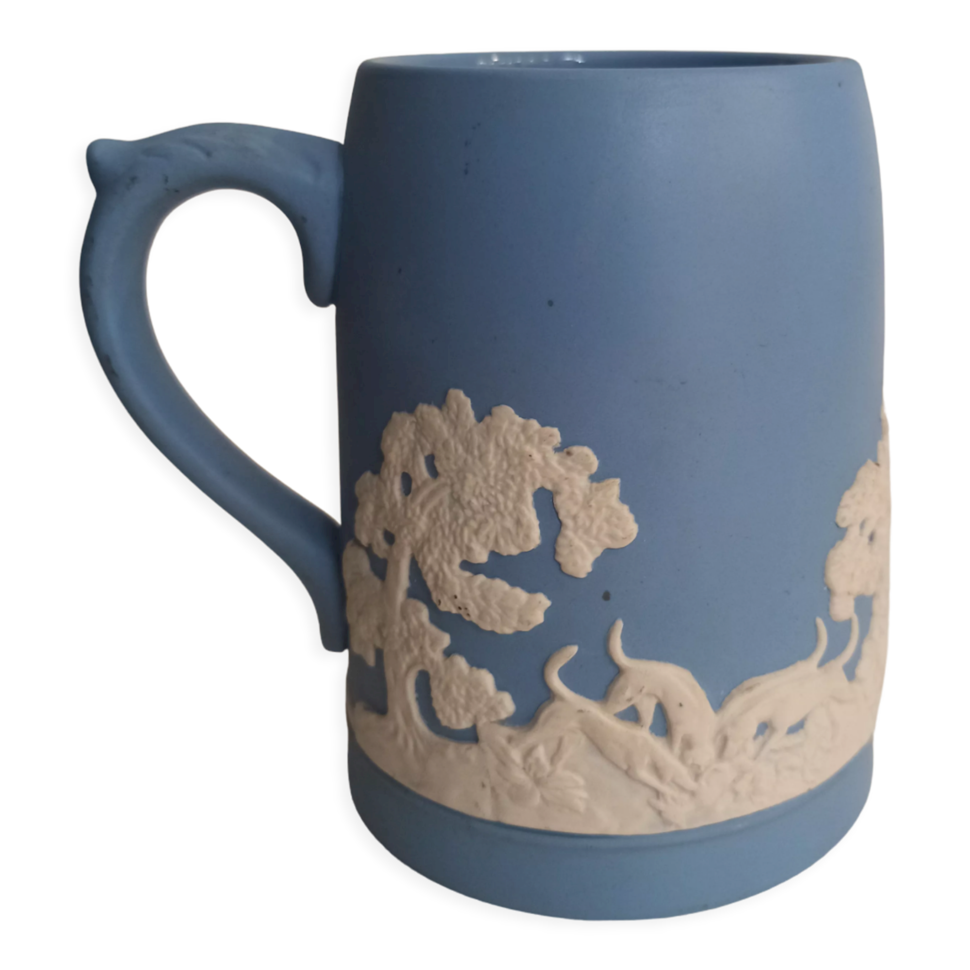 Chope, mug en jaspe. wedgwood, fabrication anglaise. scènes de chasse en relief