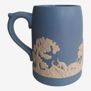 Chope, mug en jaspe. wedgwood, fabrication anglaise. scènes de chasse en relief