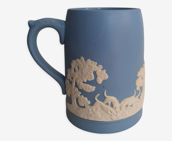 Chope, mug en jaspe. wedgwood, fabrication anglaise. scènes de chasse en relief