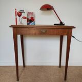 Spindle leg desk