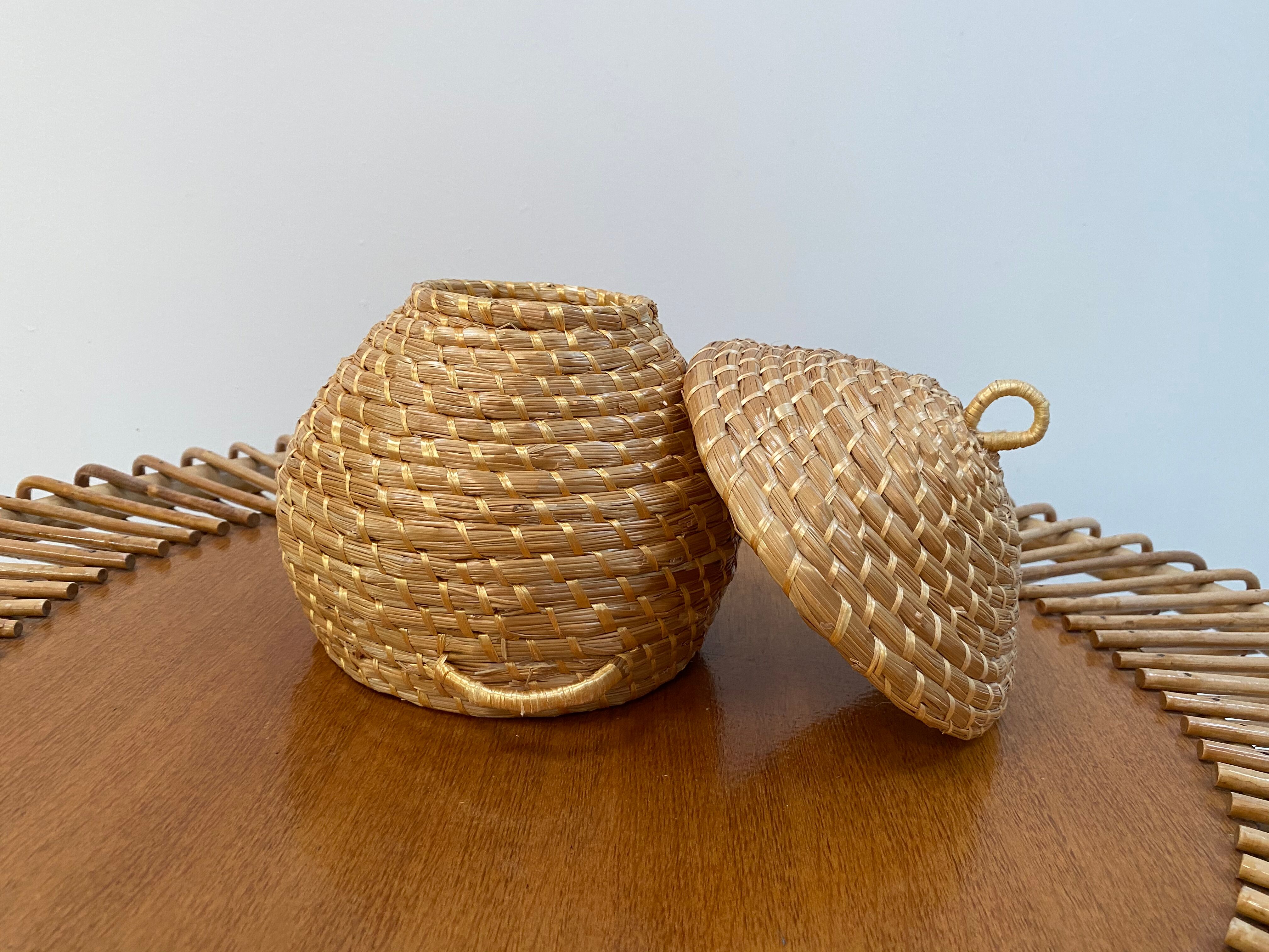 Artisanal basket made of natural fibers