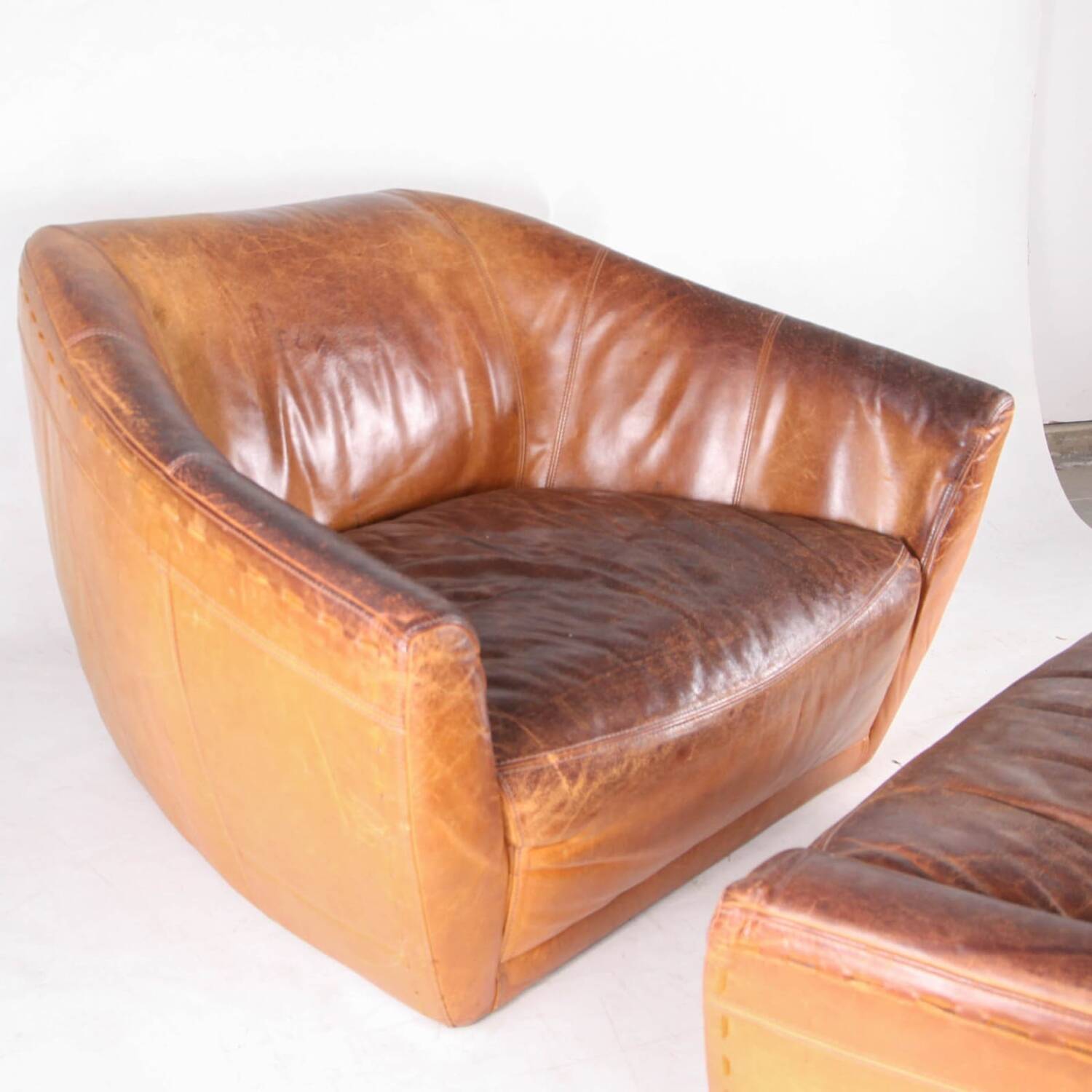 Grands fauteuil et ottoman en cuir