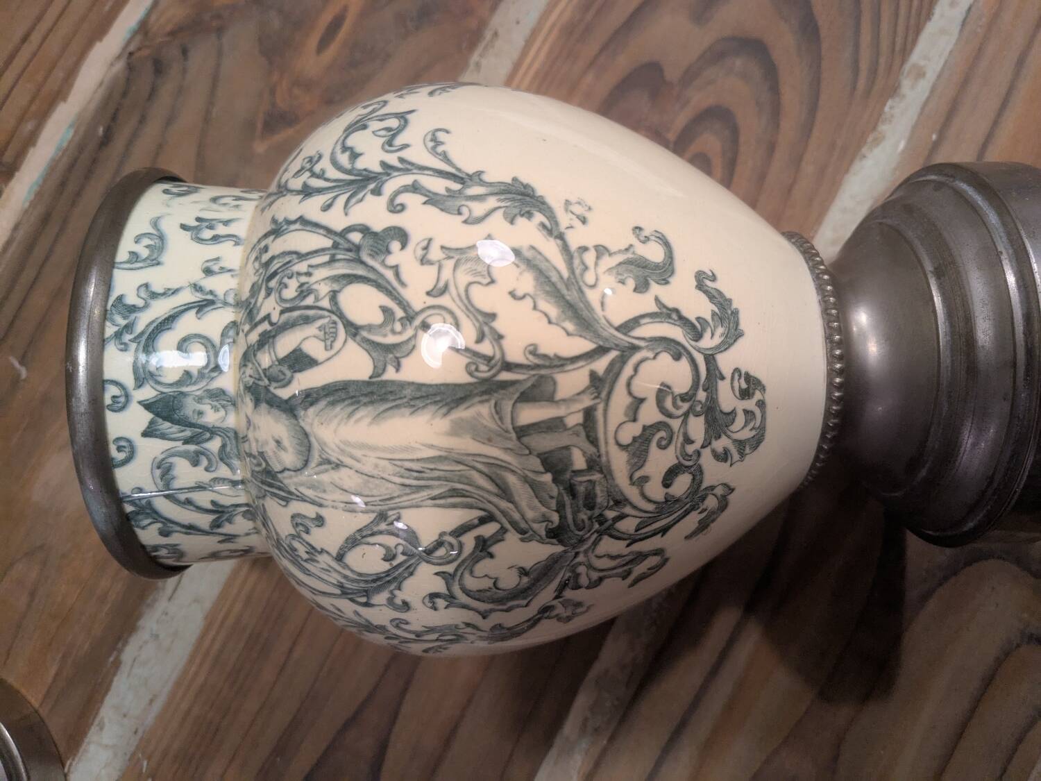 Set of 2 ceramic and metal flower pots