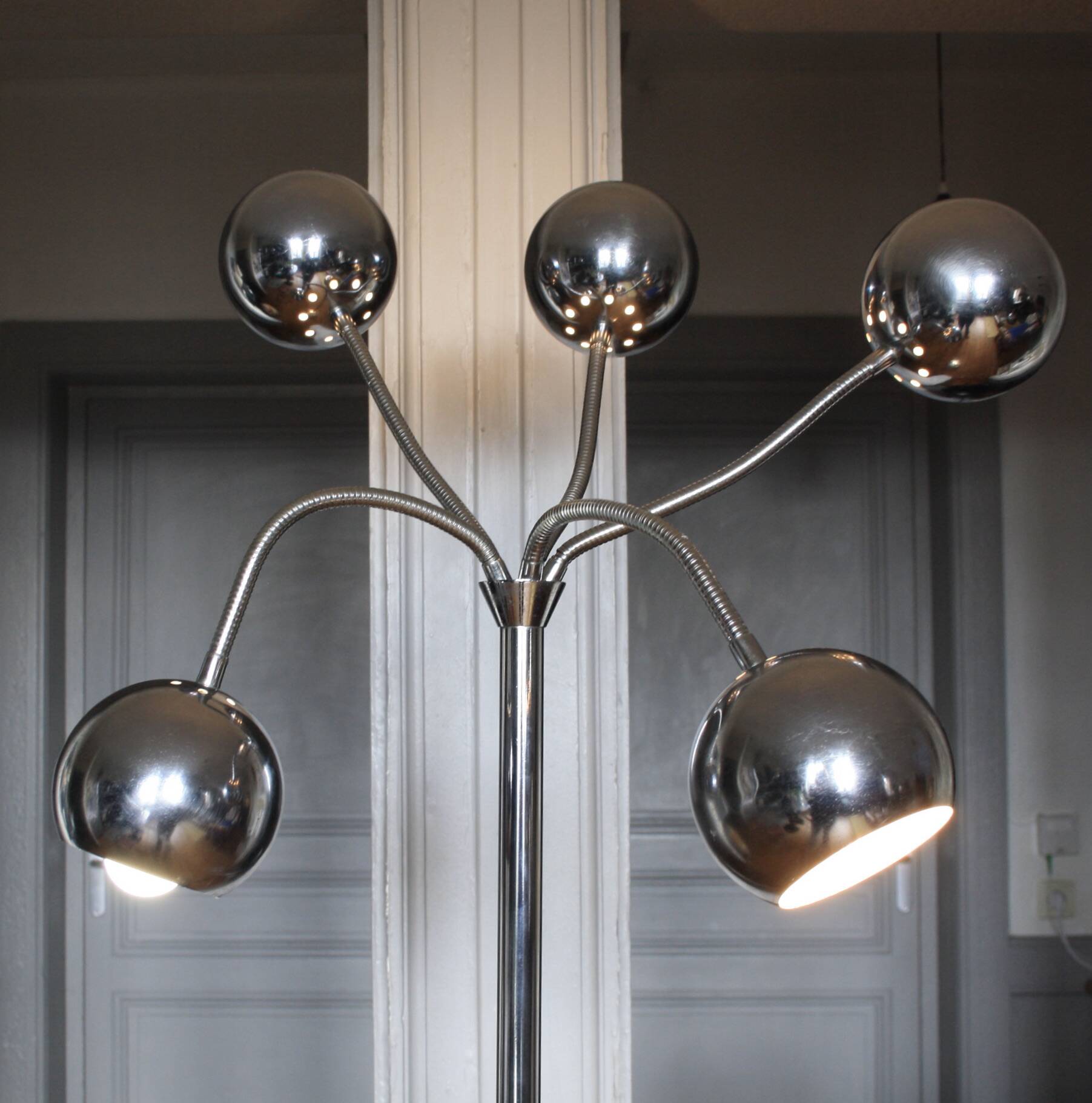 Flexible chrome eye ball floor lamp