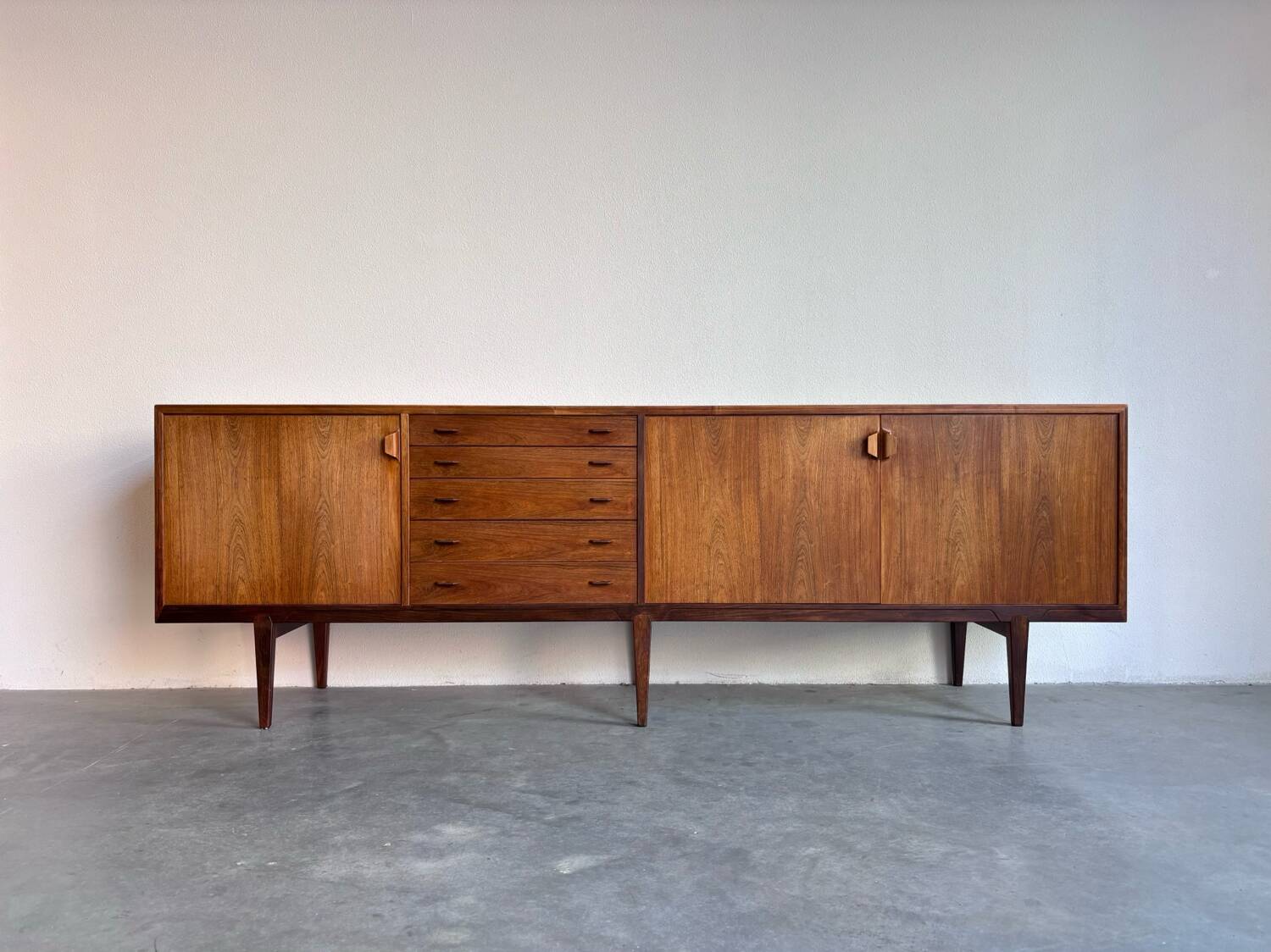 Buffet Henry Rosengren Hansen en palissandre, milieu du siècle