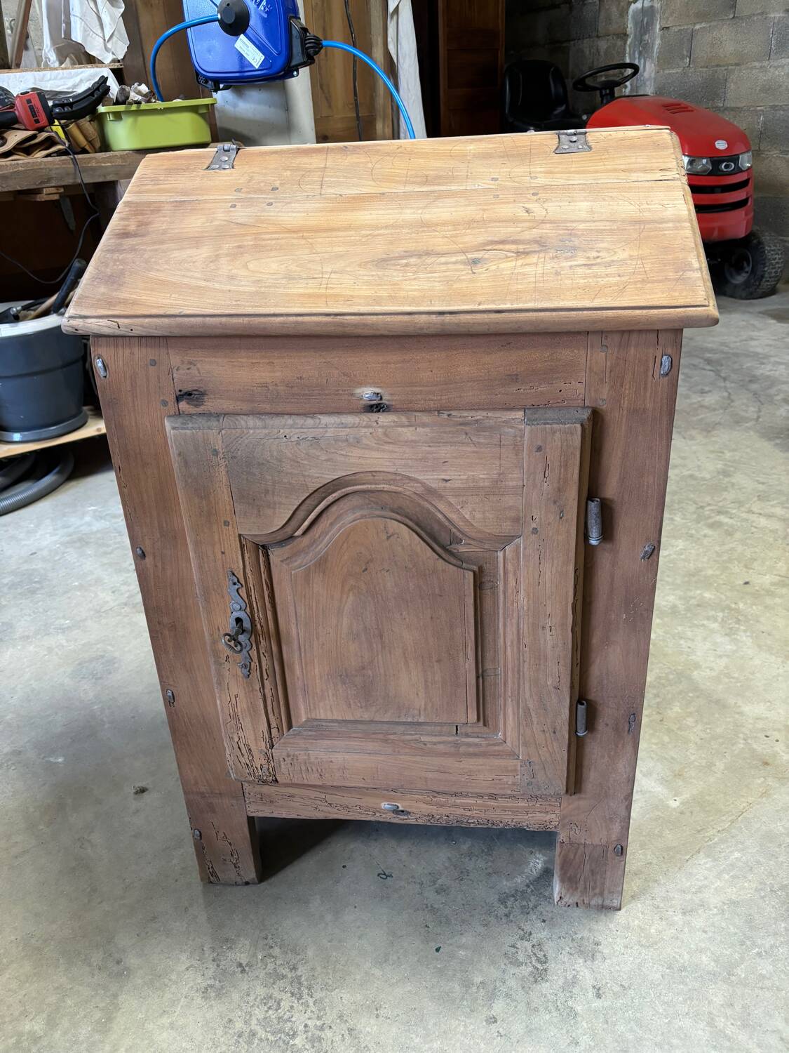 One-door writing desk