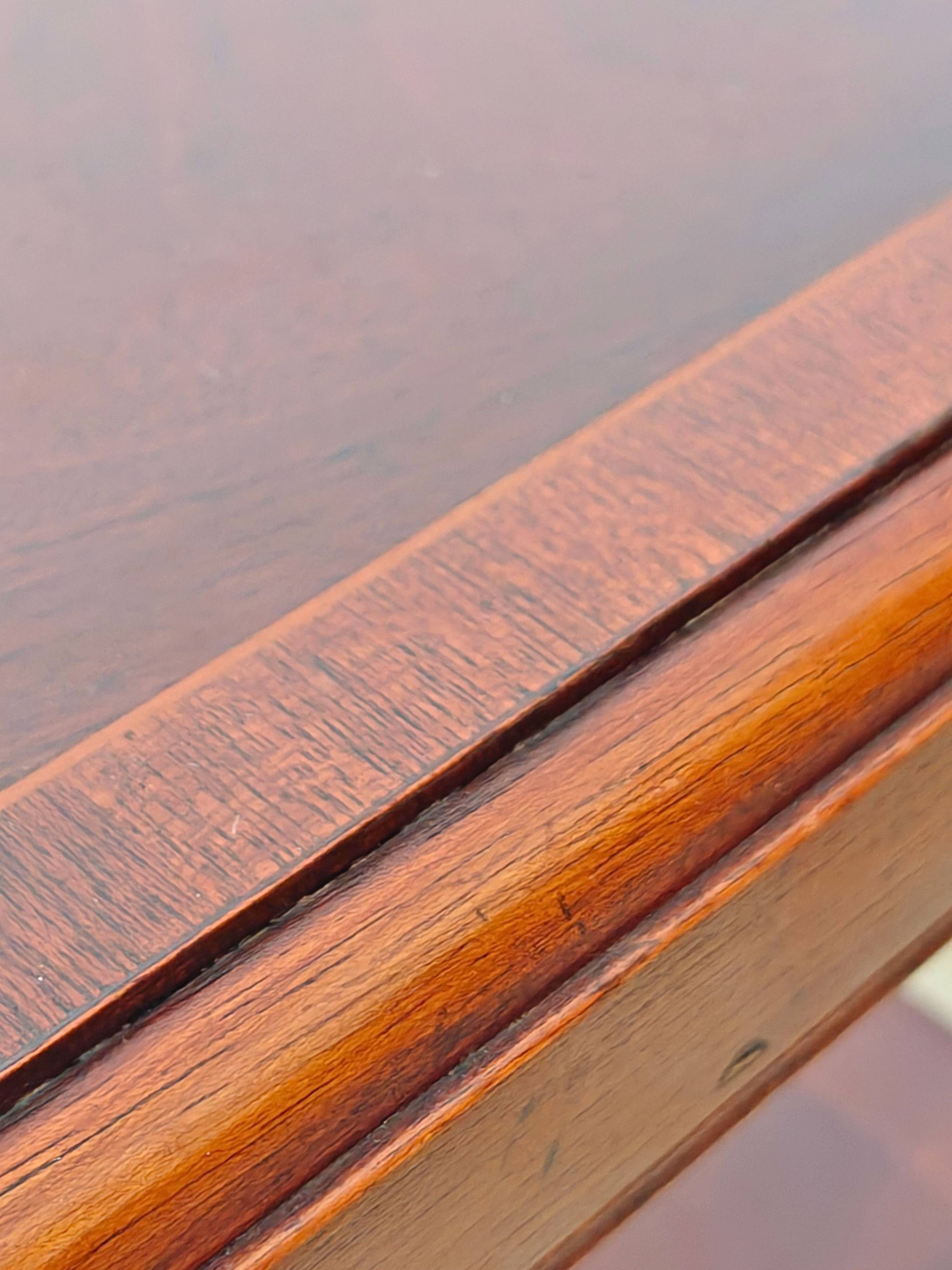 Table d'appoint en if par Bradley England