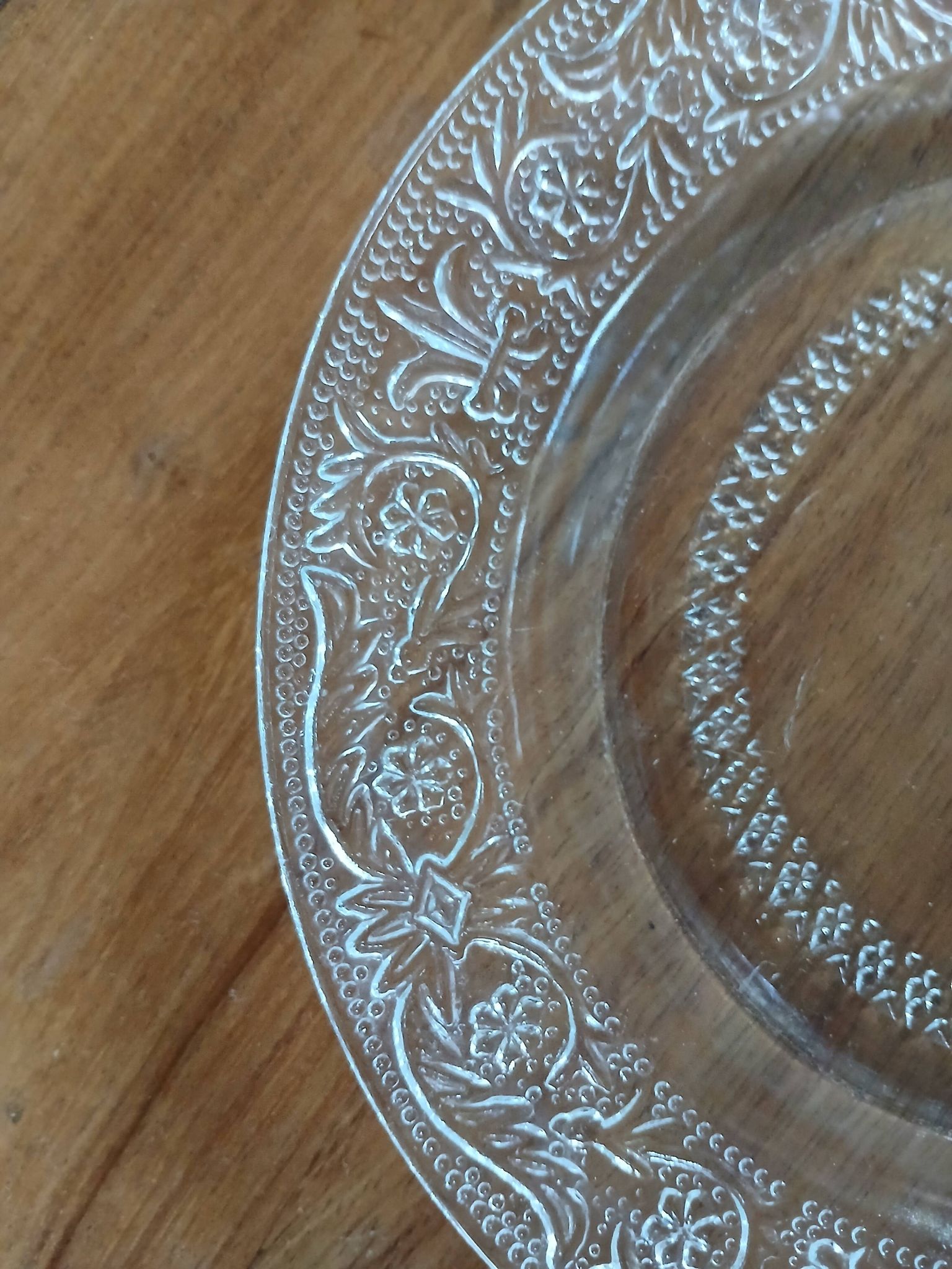 18 assiettes à dessert vintages en verre pressé
