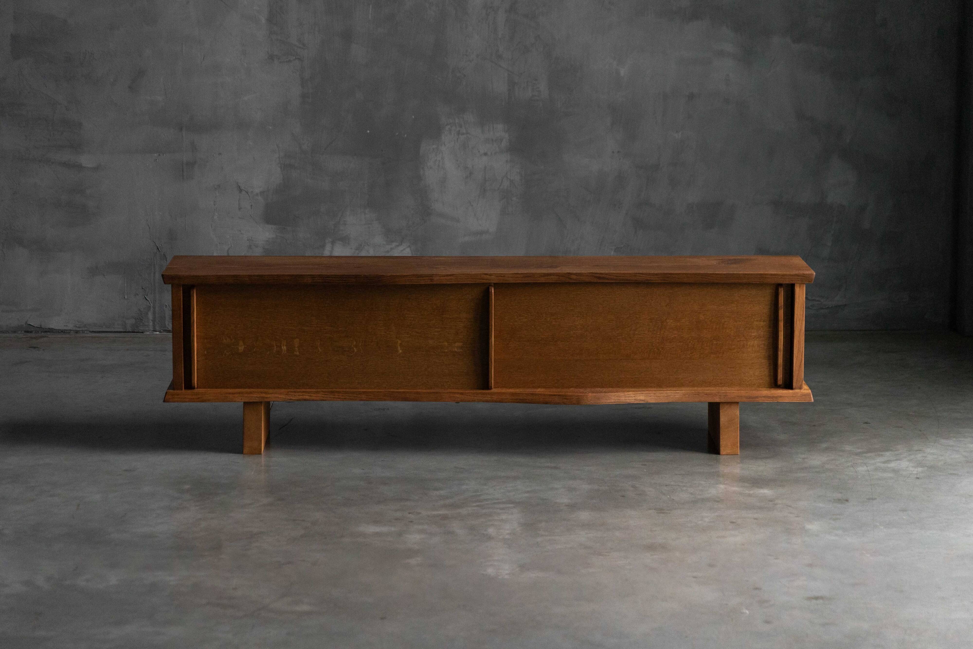 Buffet dans le style de Charlotte Perriand et Jean Prouvé, France, années 1970.