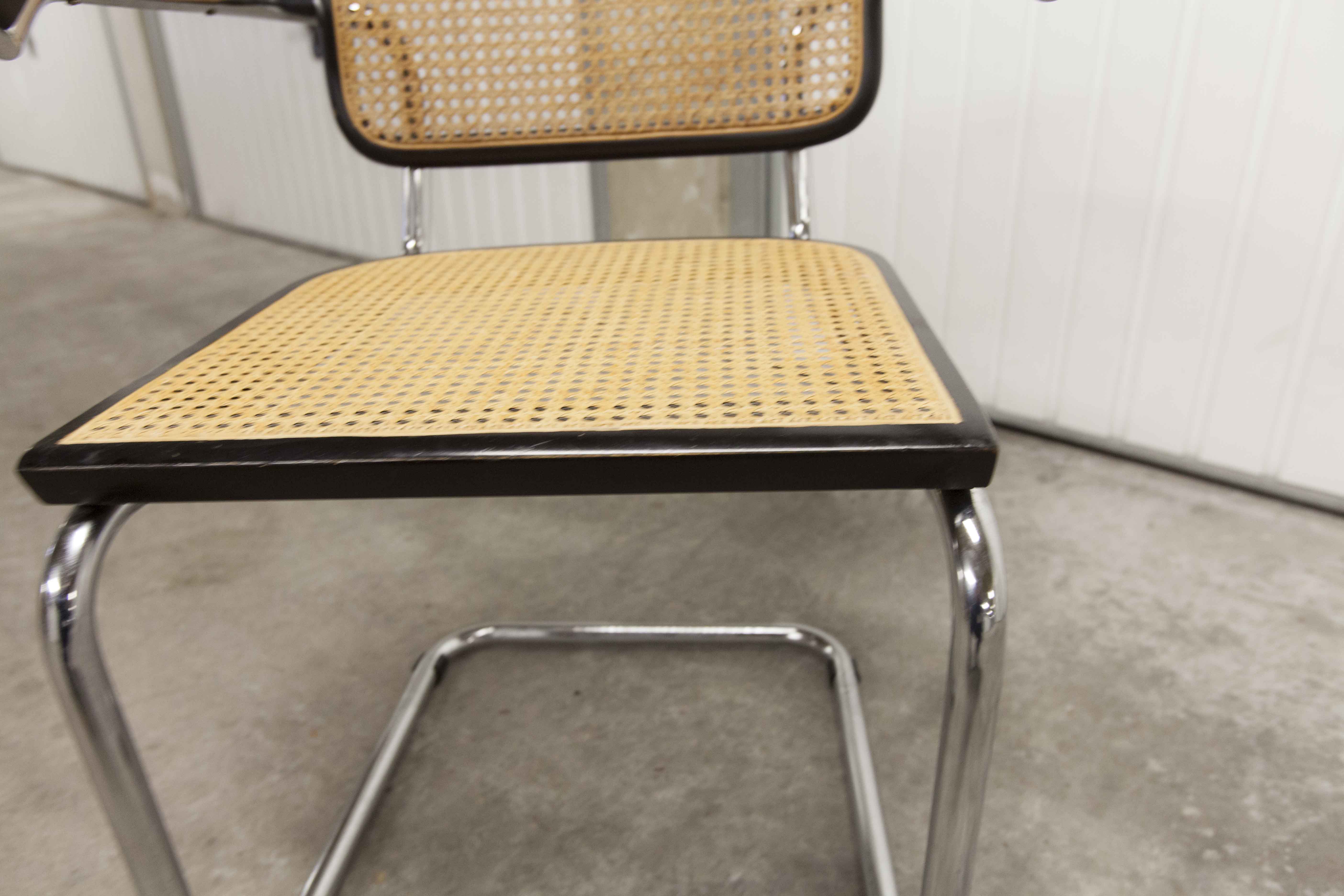Fauteuil b64 Breuer noir cannage accoudoirs et tampons neufs