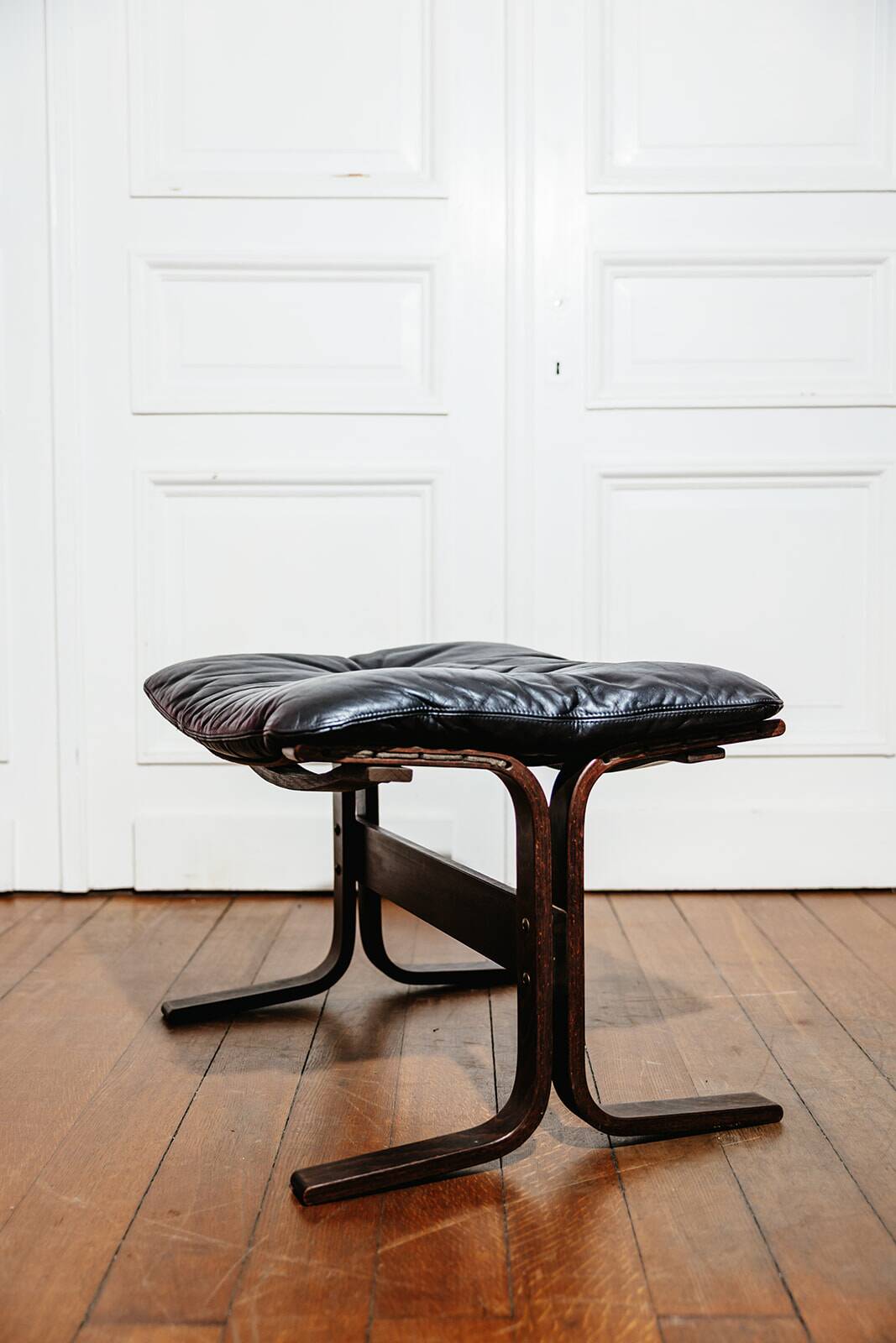 Siesta armchair and black leather ottoman by Ingmar Relling for Westnofa, Norway.