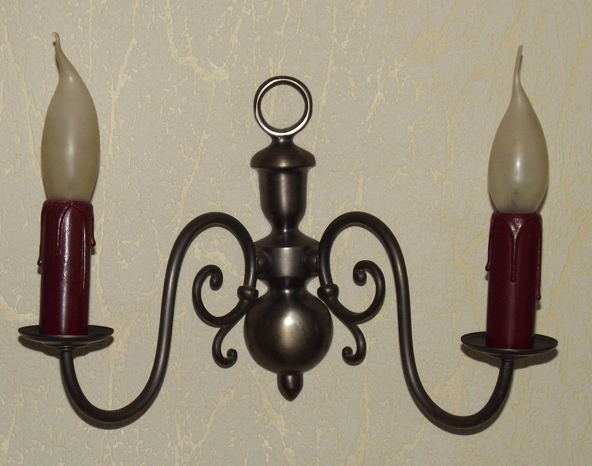 Pair of double Flemish style wall sconces in French silver from the period, with red drops 51.