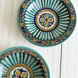 2 plats anciens artisanaux en céramique, assiettes colorées
