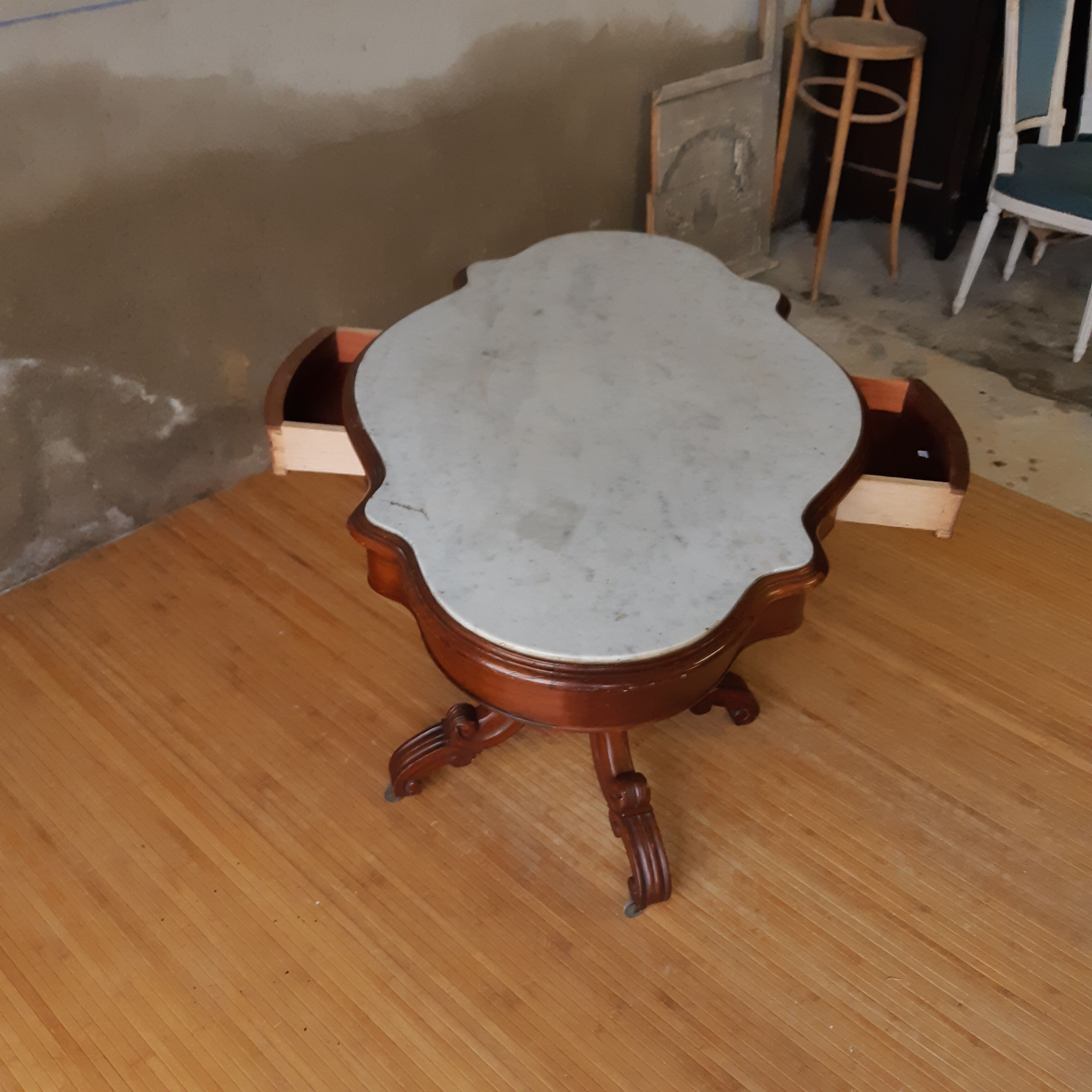 Mahogany pedestal table