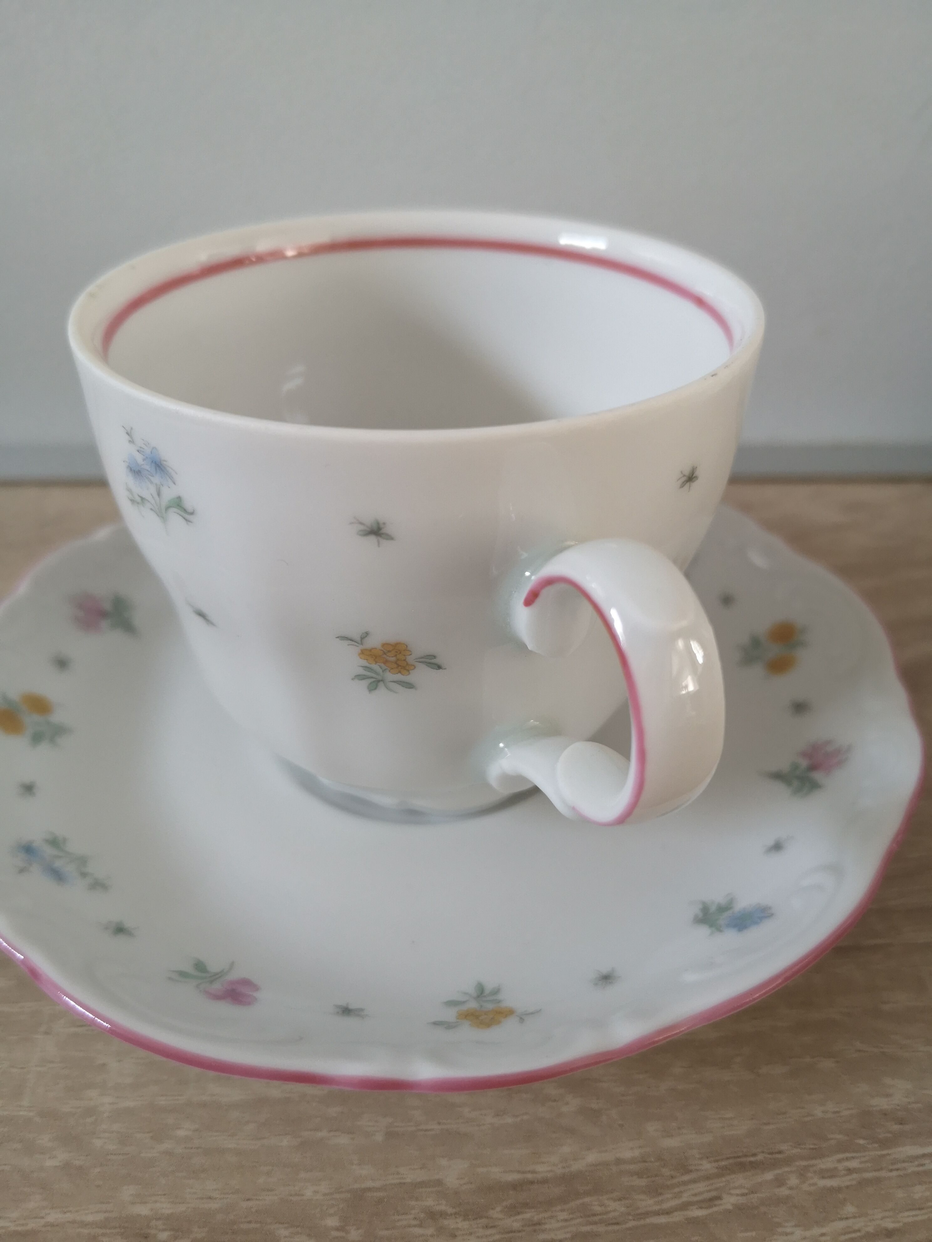 Lot of 5 coffee cups and porcelain saucers