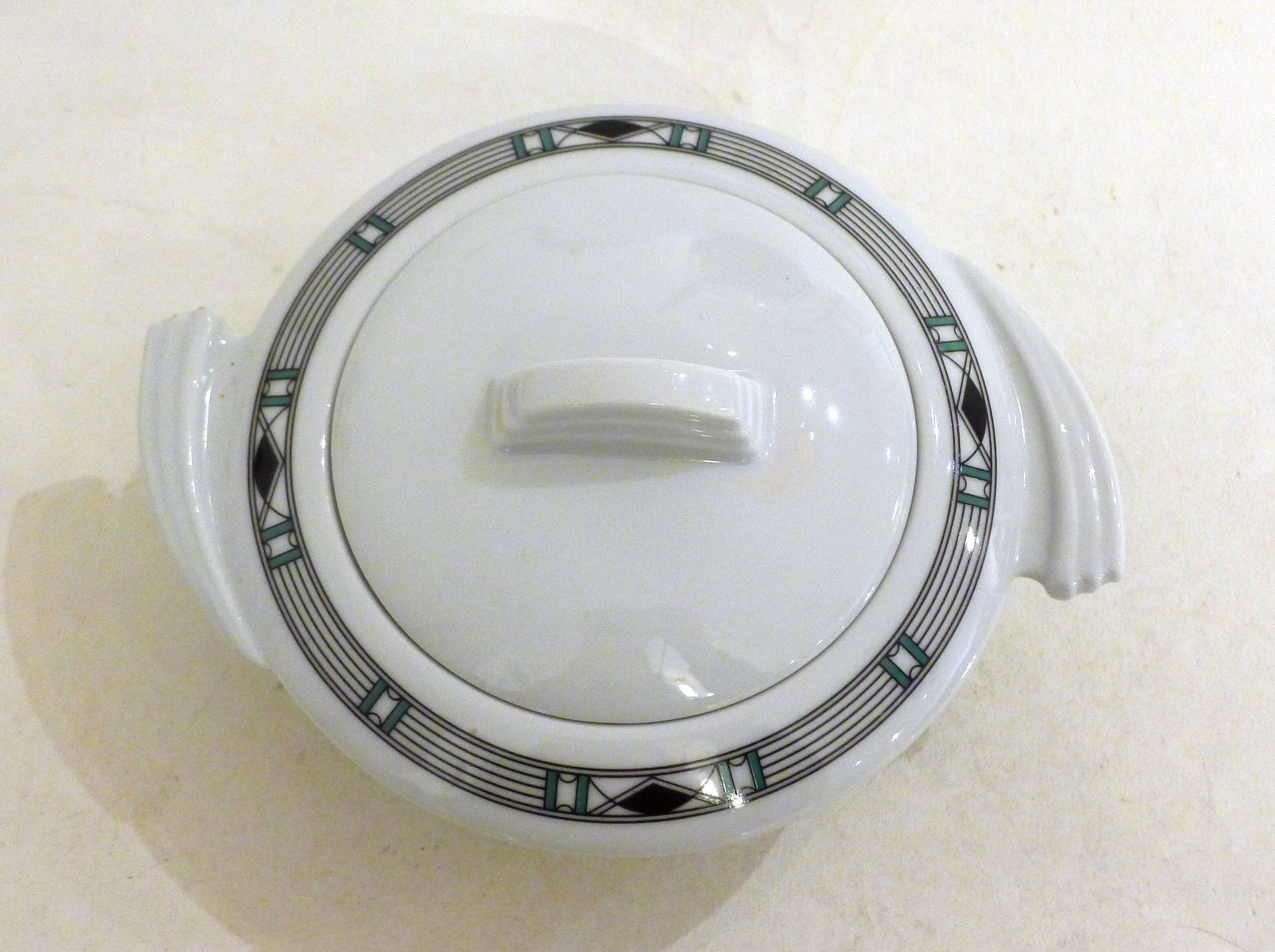 Delphie sugar bowl by Guy Degrenne in porcelain