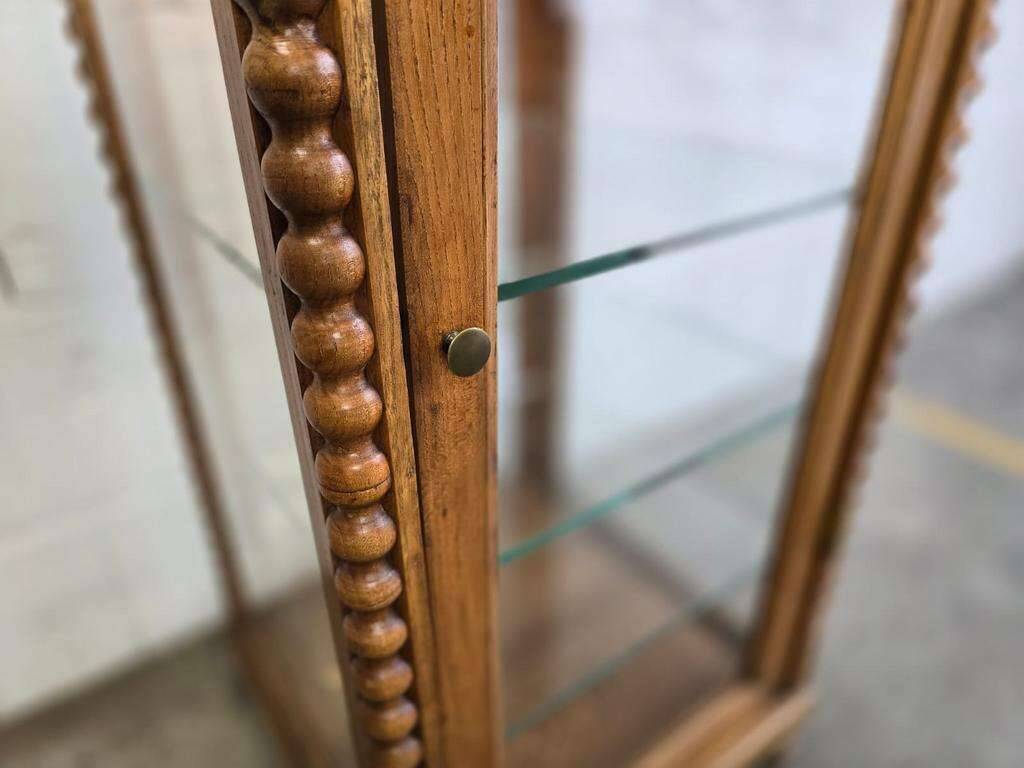 Vitrine vintage en bois avec accent de bobine : verre 4 côtés
