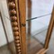 Vitrine vintage en bois avec accent de bobine : verre 4 côtés