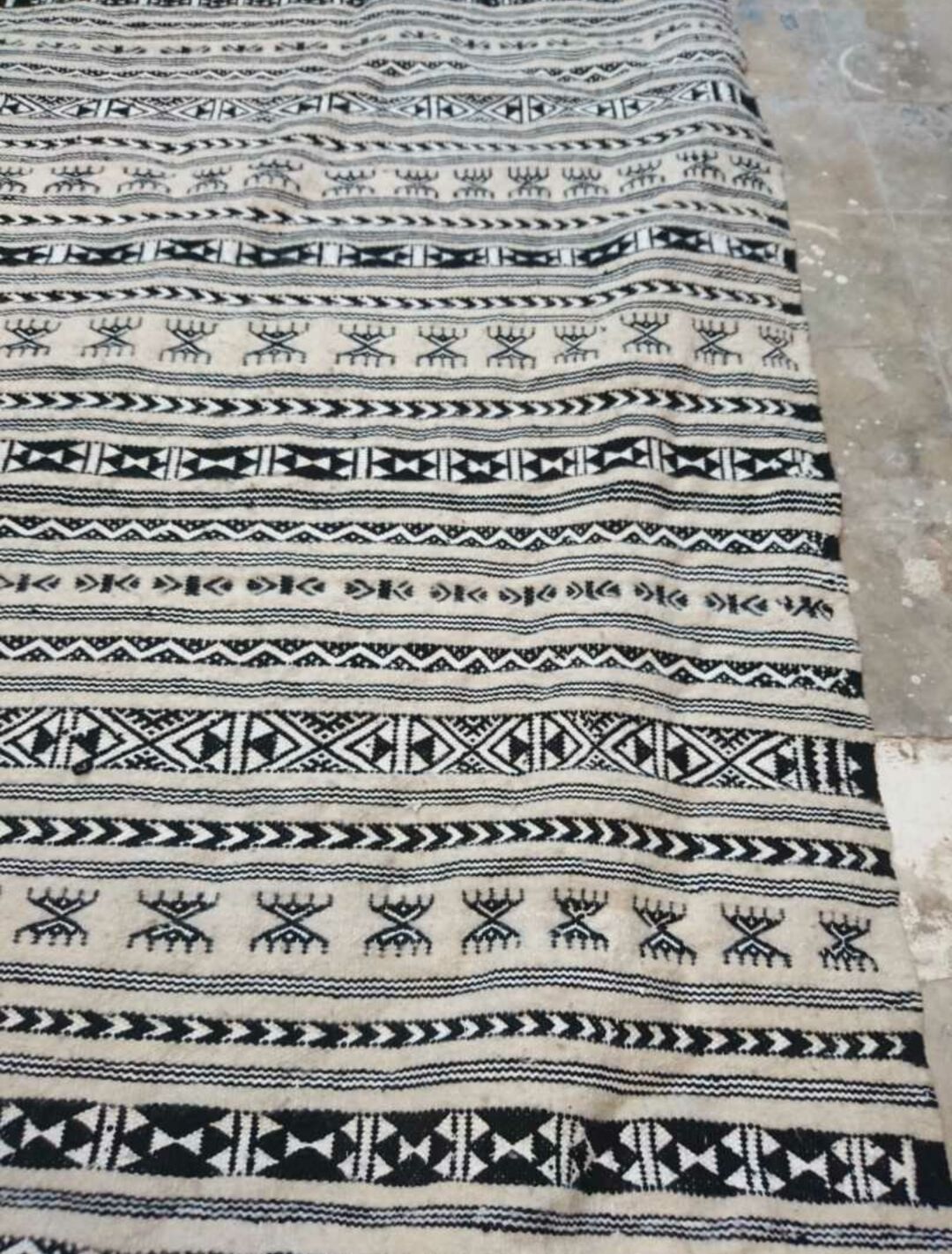 White and black 93x200cm rug