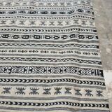 White and black 93x200cm rug