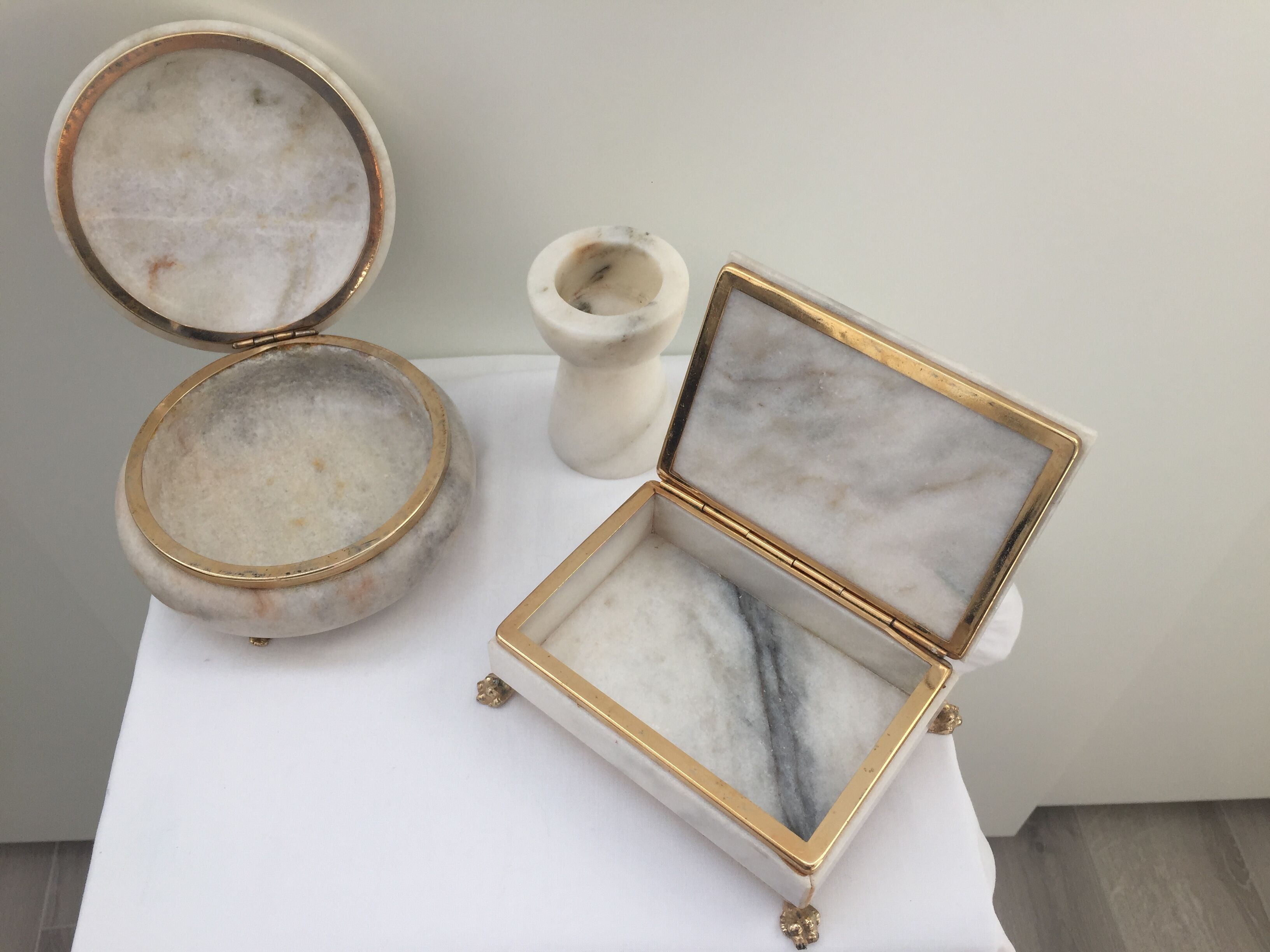 Lot of white marble object - 2 boxes and 1 candlestick
