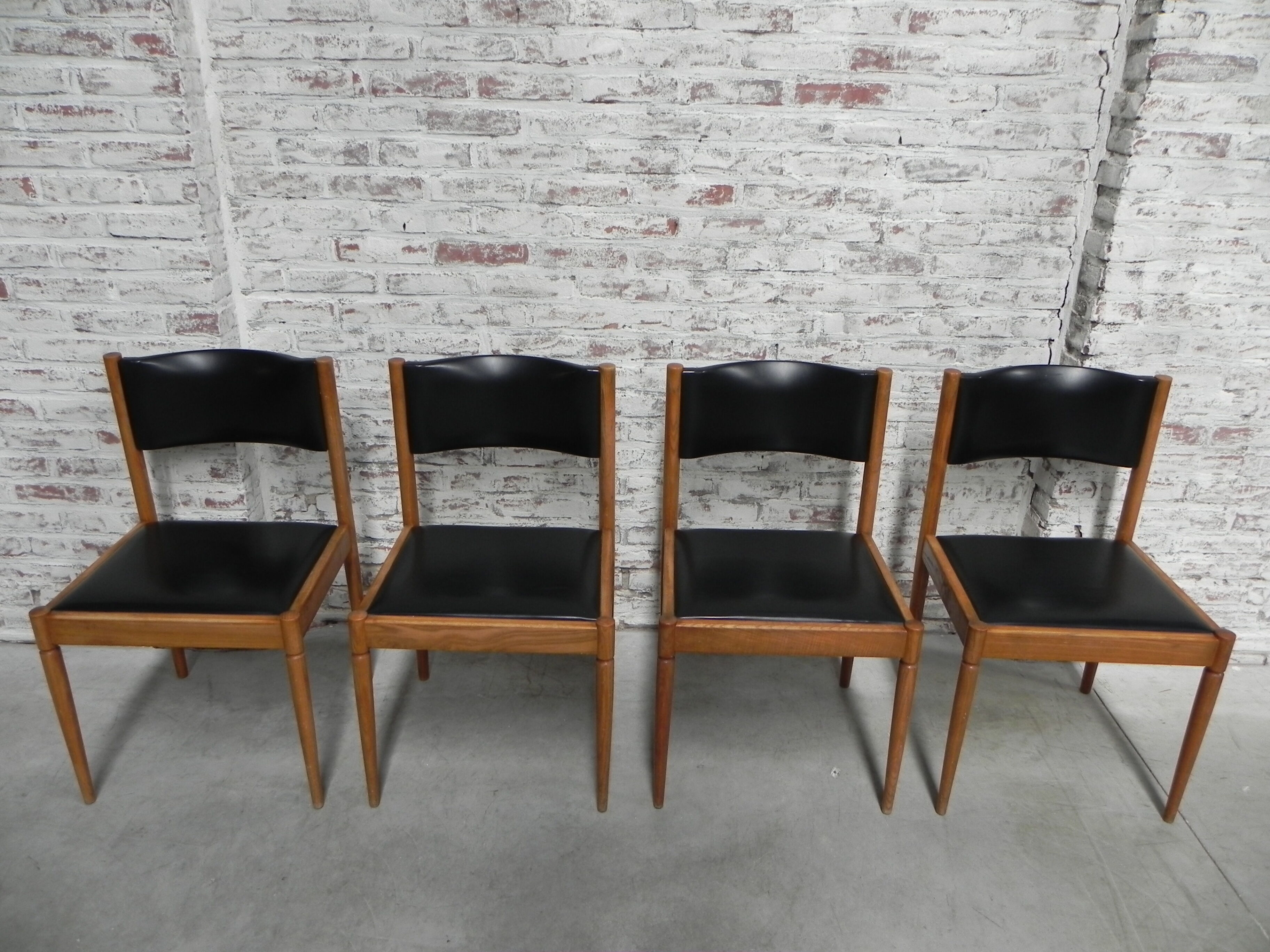 4 vintage chairs upholstered with skai
