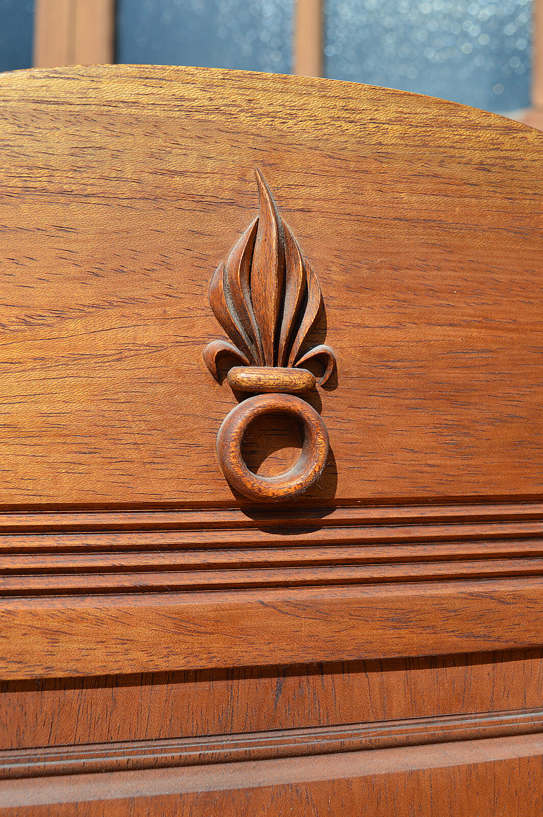 Art Deco screen with 7 panels carved with the insignia of the Foreign Legion, circa 1940