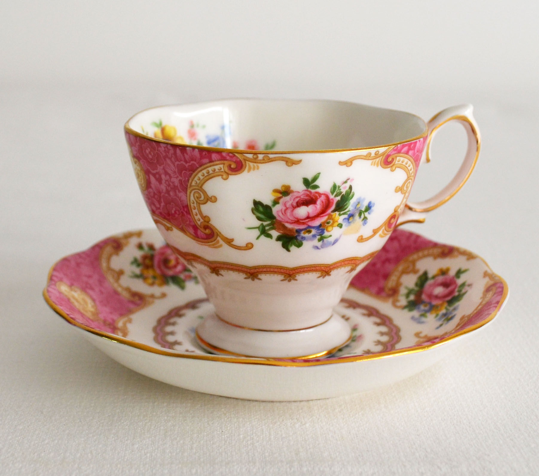 Royal English porcelain tea cup Albert "Lady Carlyle"