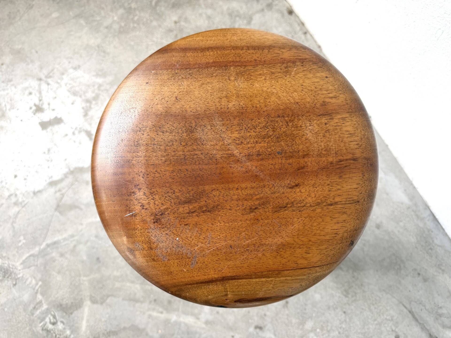 Tripod workshop stool in turned wood and cast iron — circa 1900