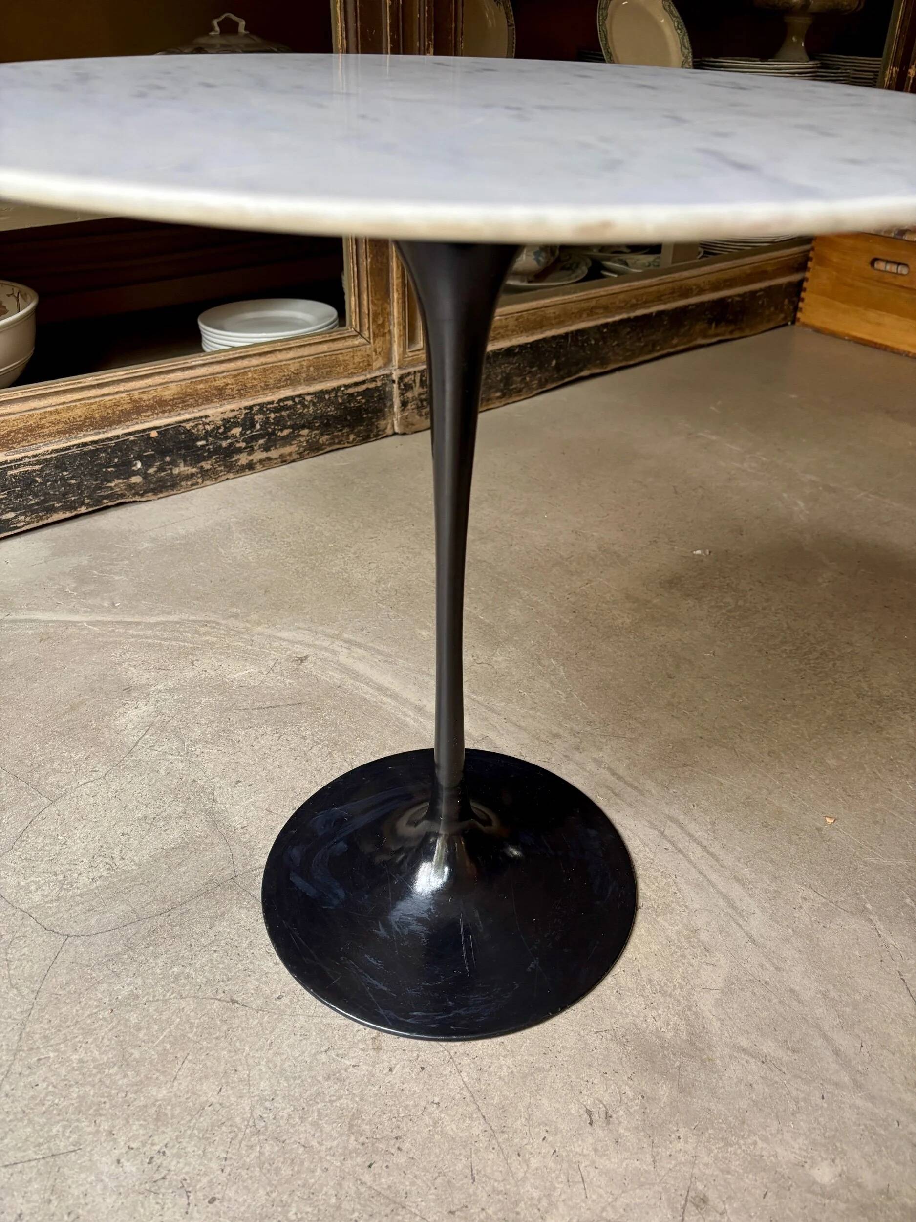 Table d'appoint, basse Eero Saarinen en marbre gris et pied tulipe noir ⌀ 51 cm