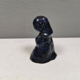 Figure de dame en faïence à glaçure bleue brillante