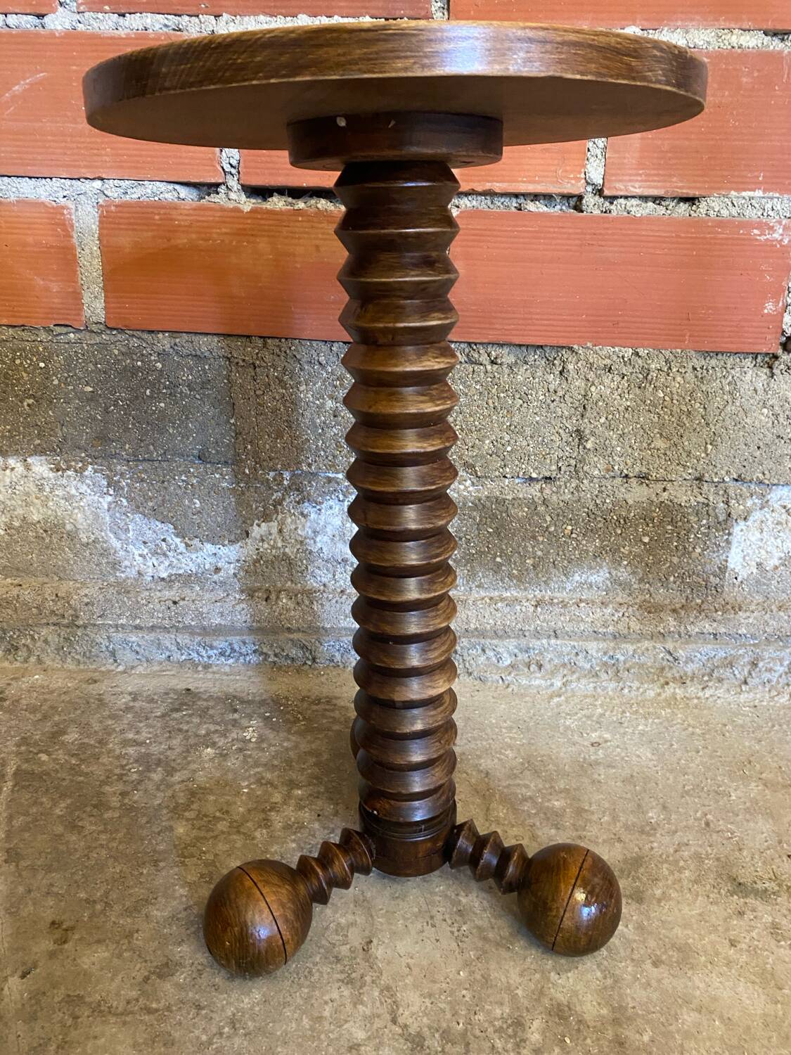 Sellette table appoint brutaliste bois tourné pieds tripodes