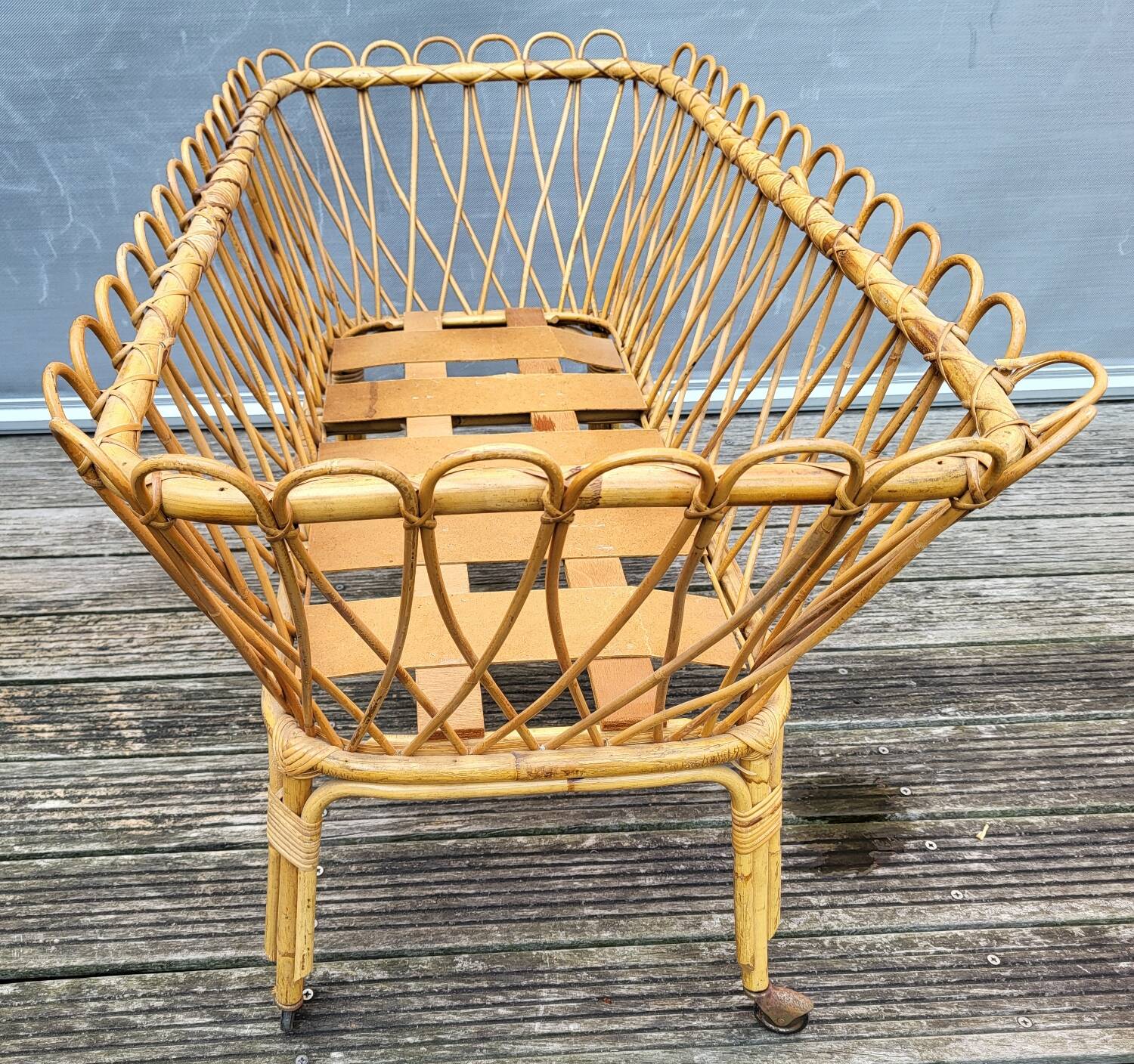 Nursery basket for green plants