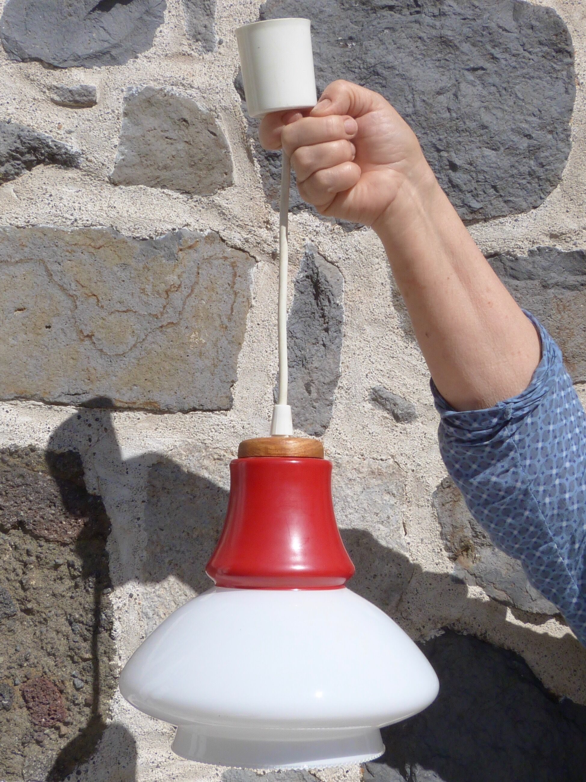 Suspension in opaline and wood