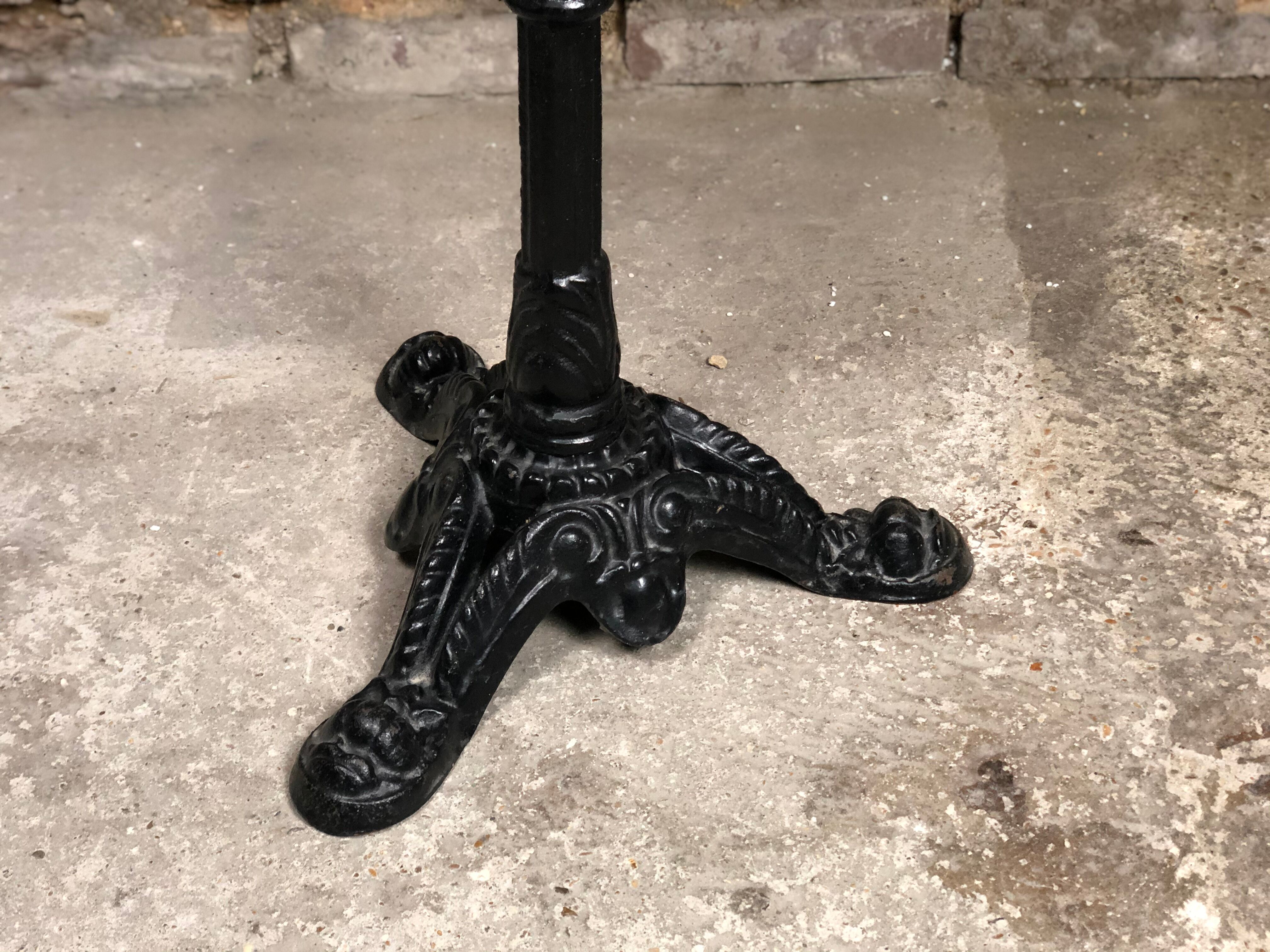 Parisian bistro table in cast iron with marble top