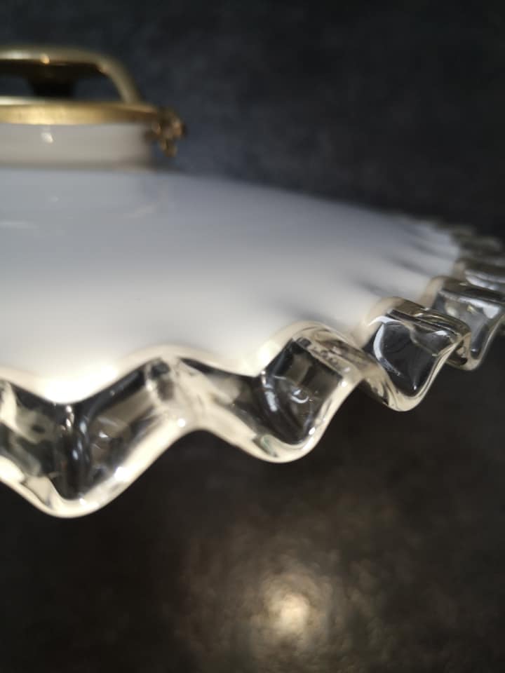 Abat-jour suspension en opaline dentelée blanche années 40 griffe laiton petit modèle