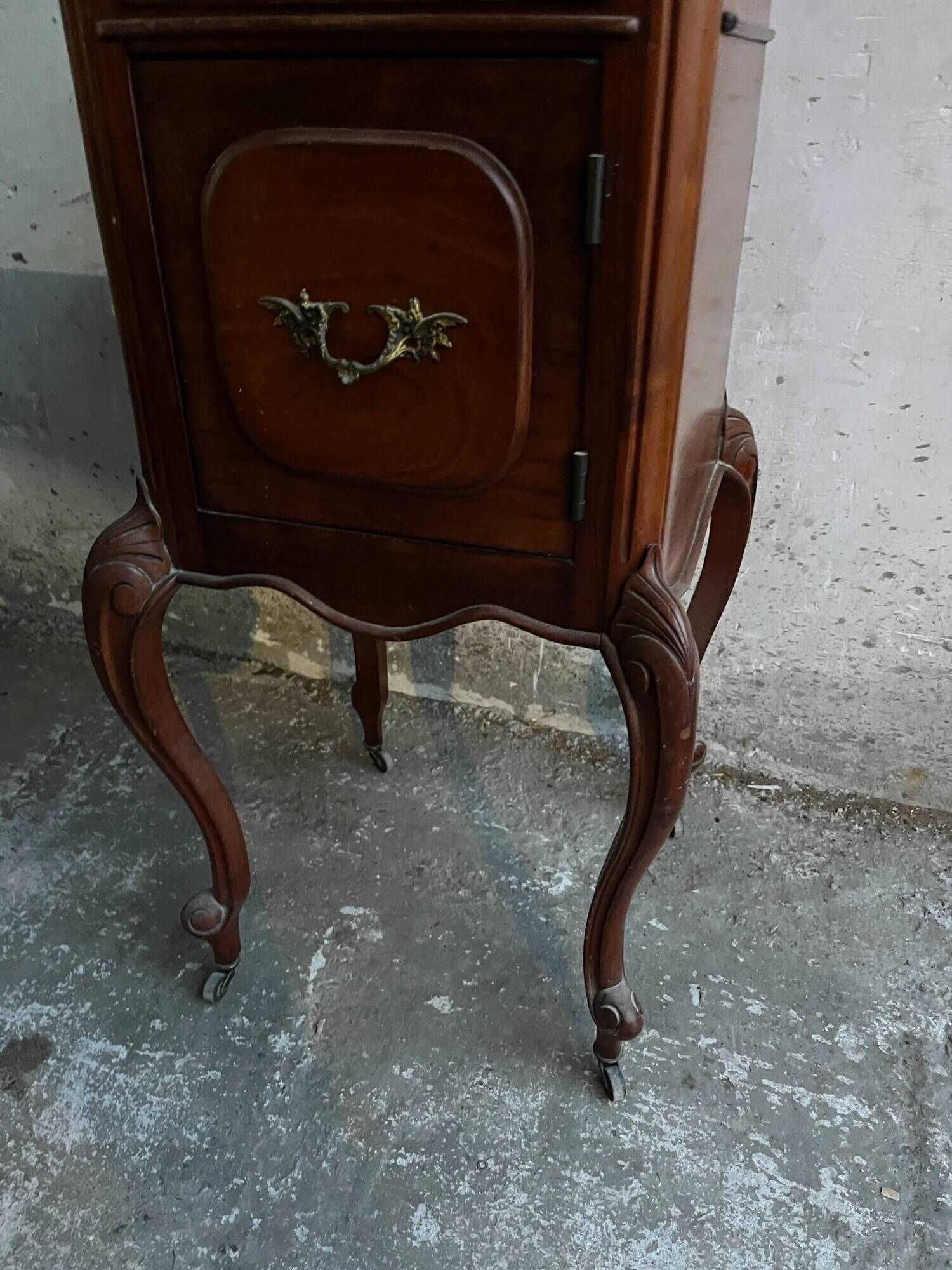 Table de chevet française style Louis XV avec plateau en marbre