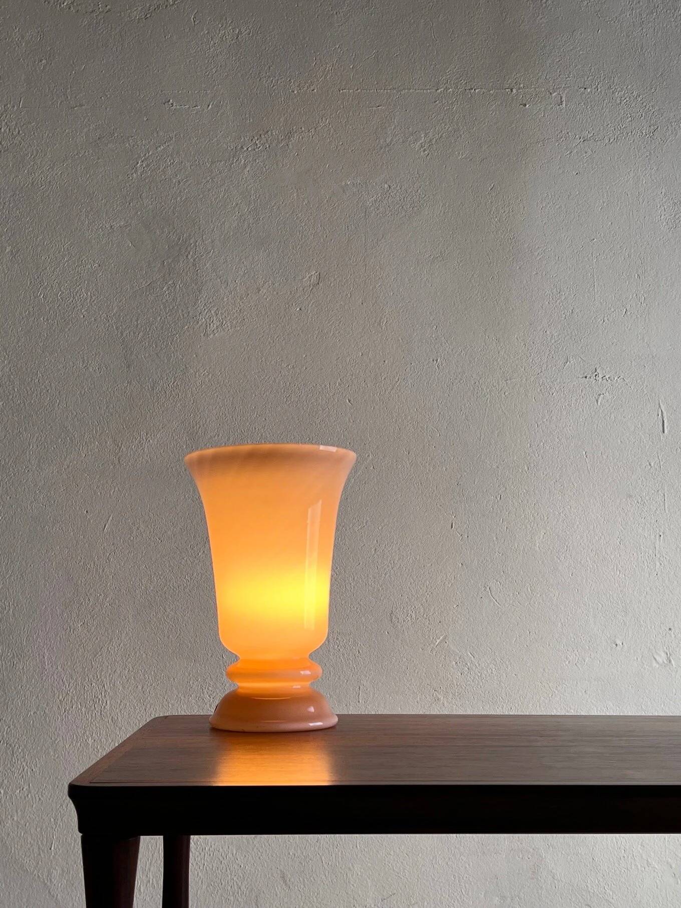 Lampe de table en verre opalin couleur chair | Suède | Années 1960