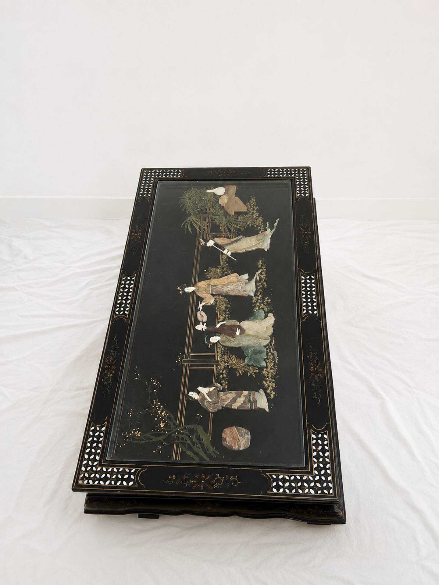 Table basse style chinois en bois noir et incrustrations de nacre