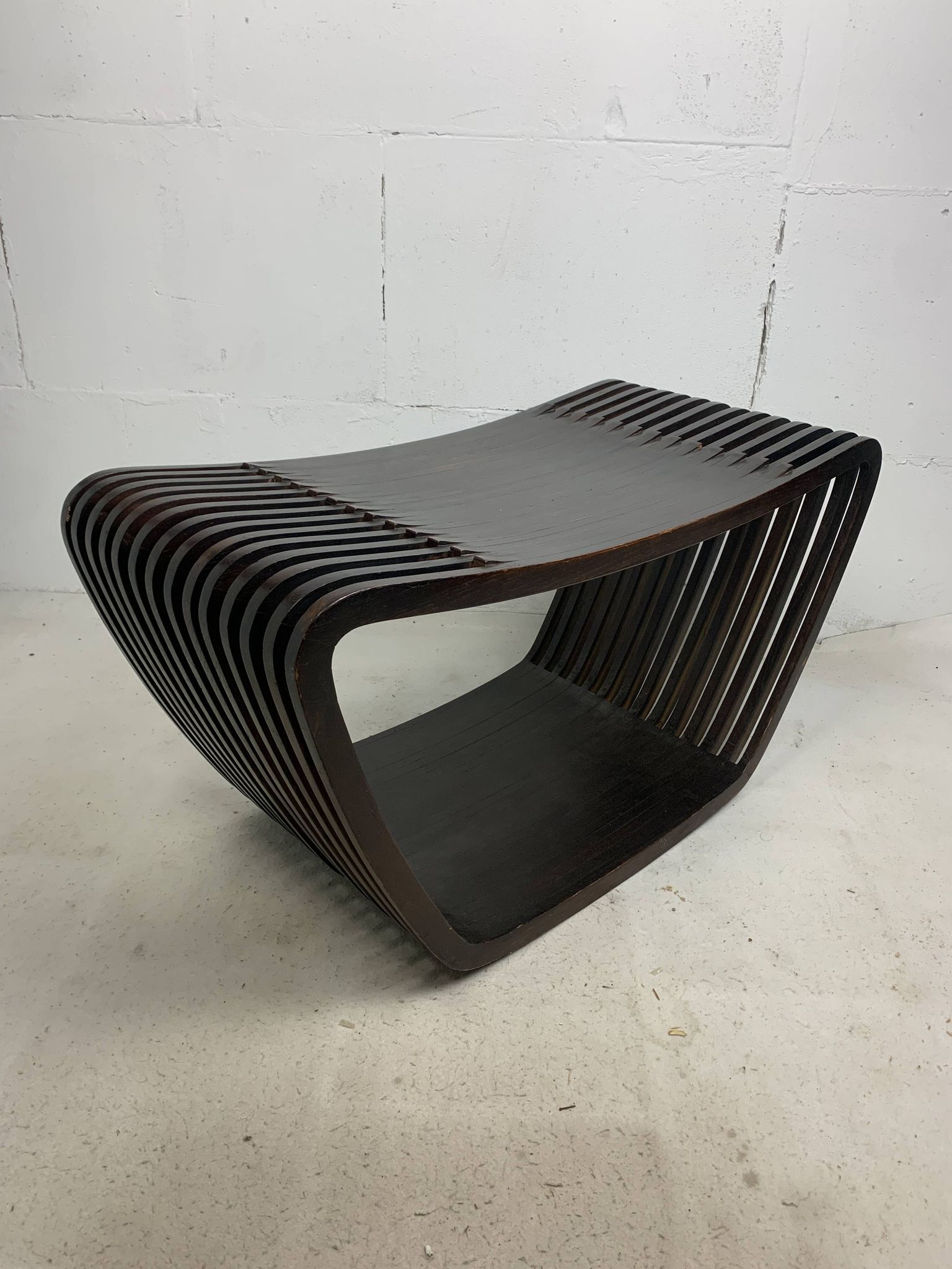 Banc ou table basse à lattes en bois ondulé et courbé, style néerlandais post-moderne, années 1970