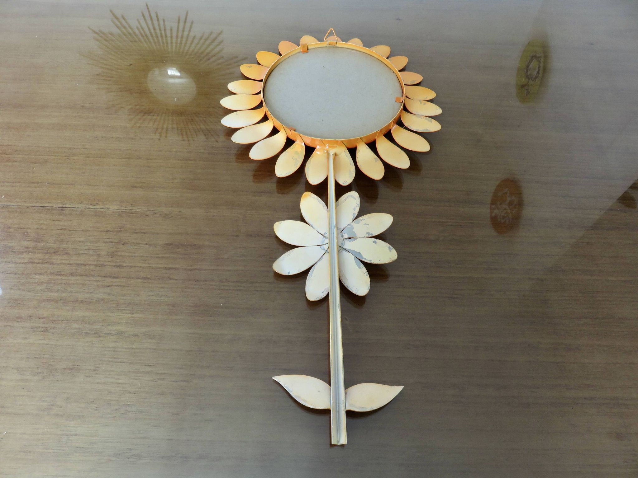 Grand miroir "fleur" 1970 en métal orange
