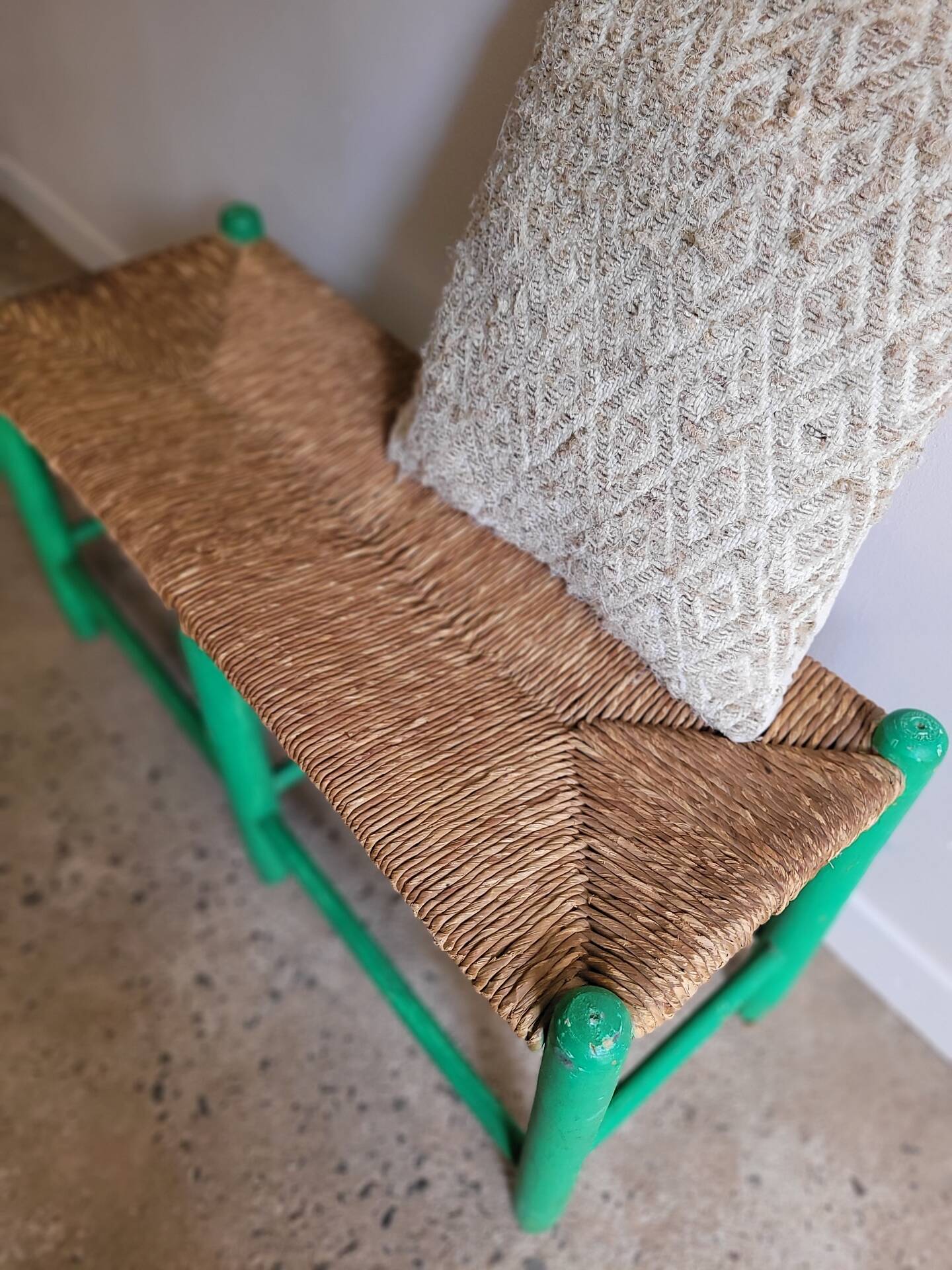 Banc en paille et bois ancien