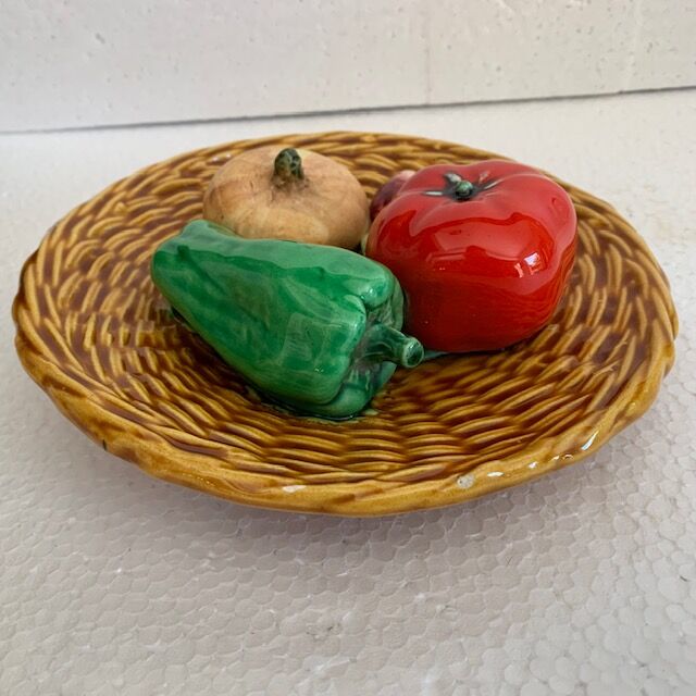 Assiette trompe l'oeil légumes en barbotine Vallauris Lamarche