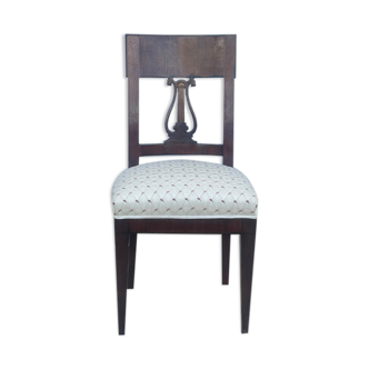 Chair with lyre back