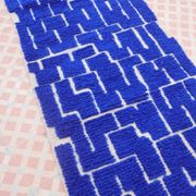 Tapis berbère de couloir bleu Klein à reliefs