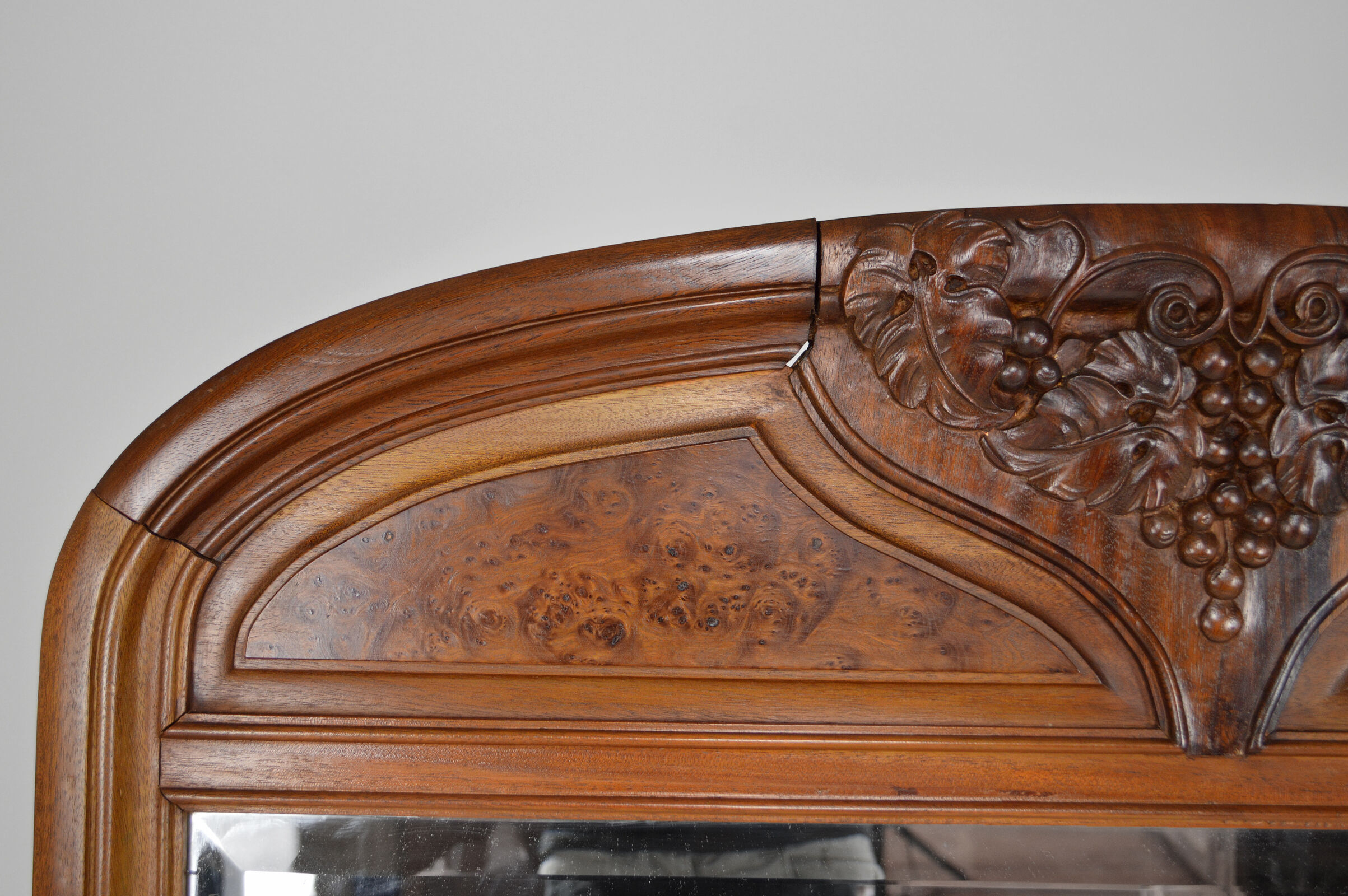 Miroir trumeau Art Nouveau sculpté de vigne, en noyer et loupe