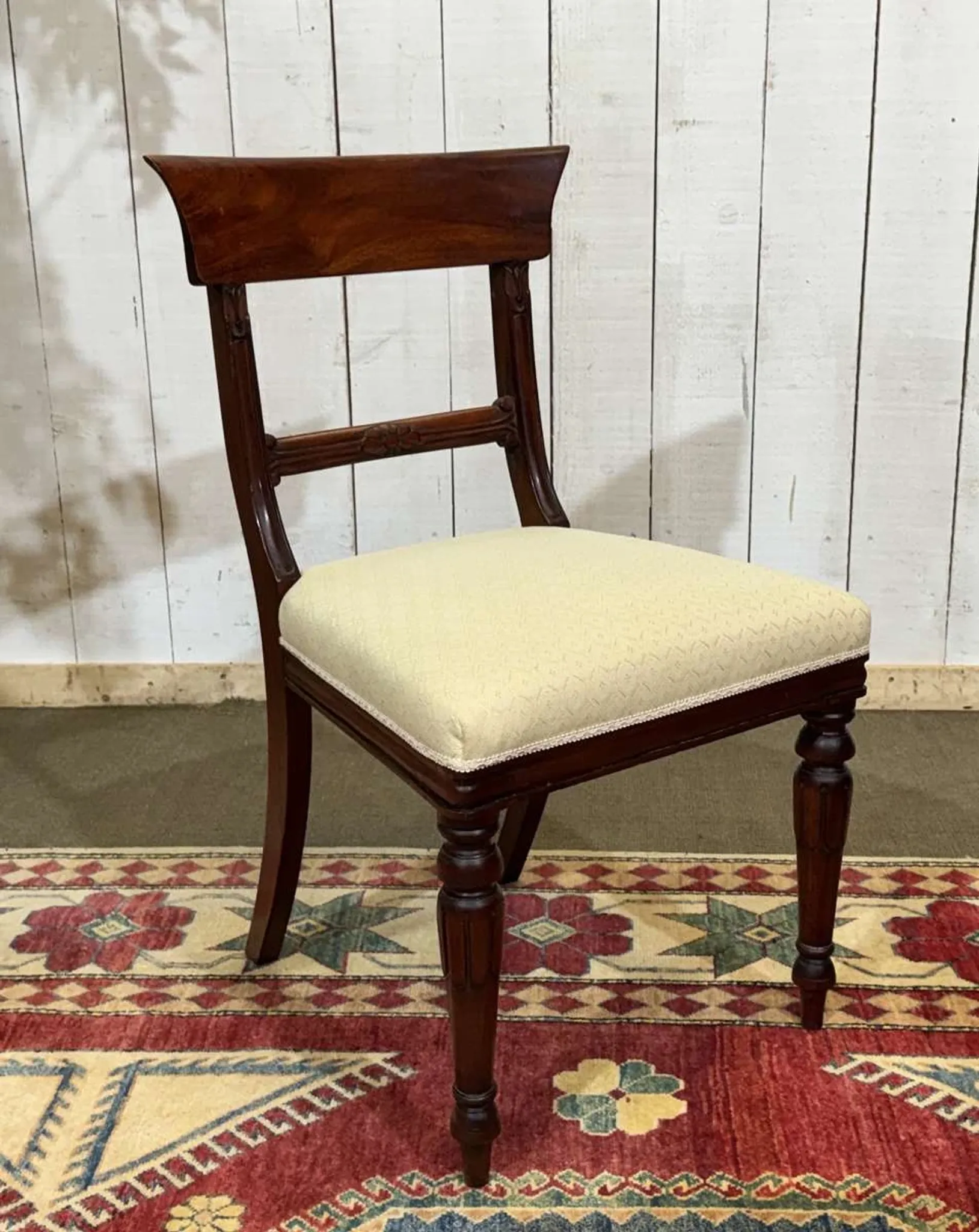 Set of 2 armchairs and 6 English mahogany chairs from the 1950s.