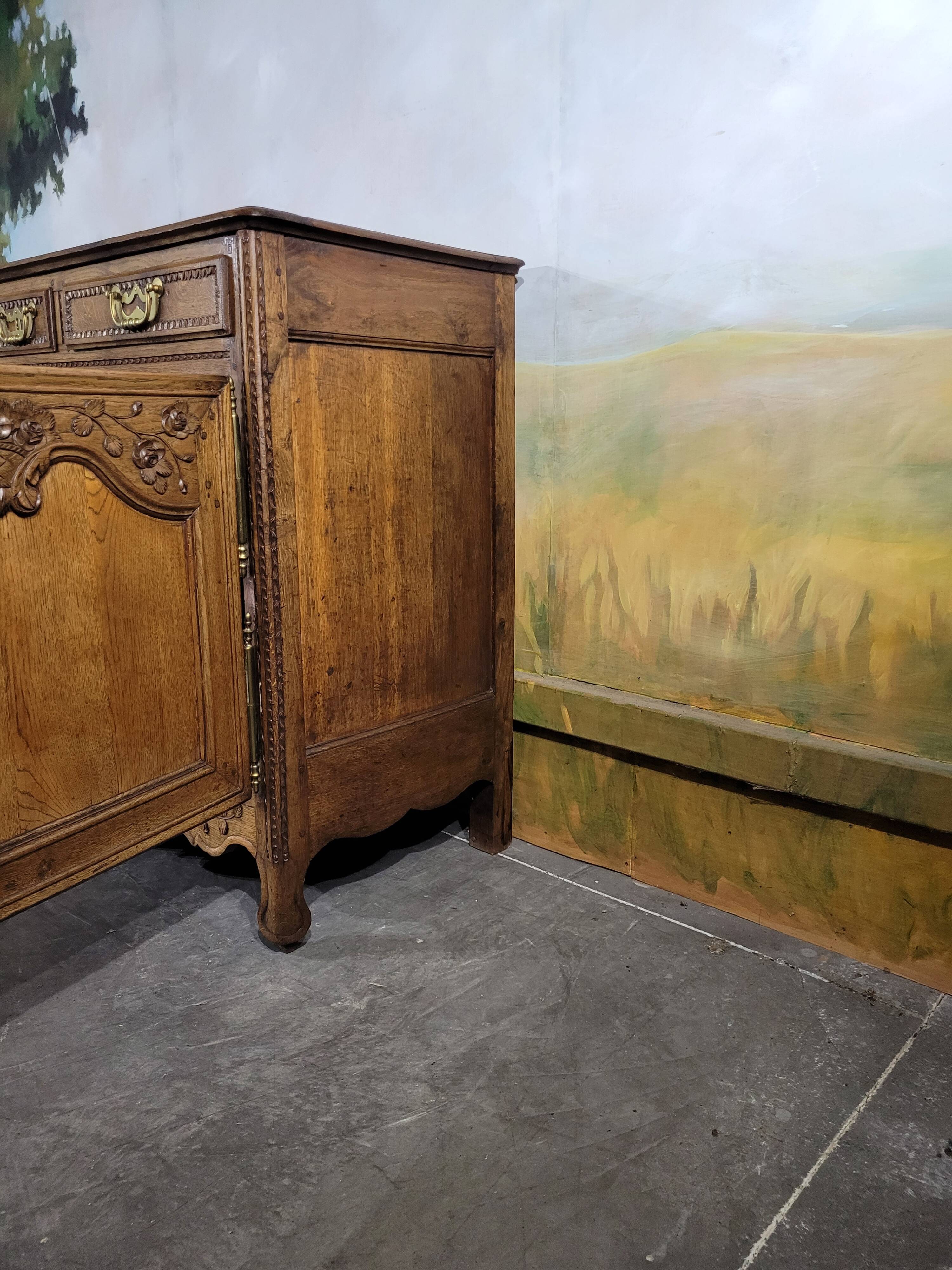 Buffet en chêne sculpté Normand