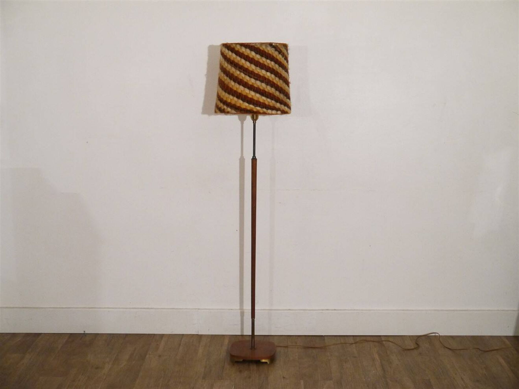 Scandinavian floor lamp in teak and brass from the 1960s.